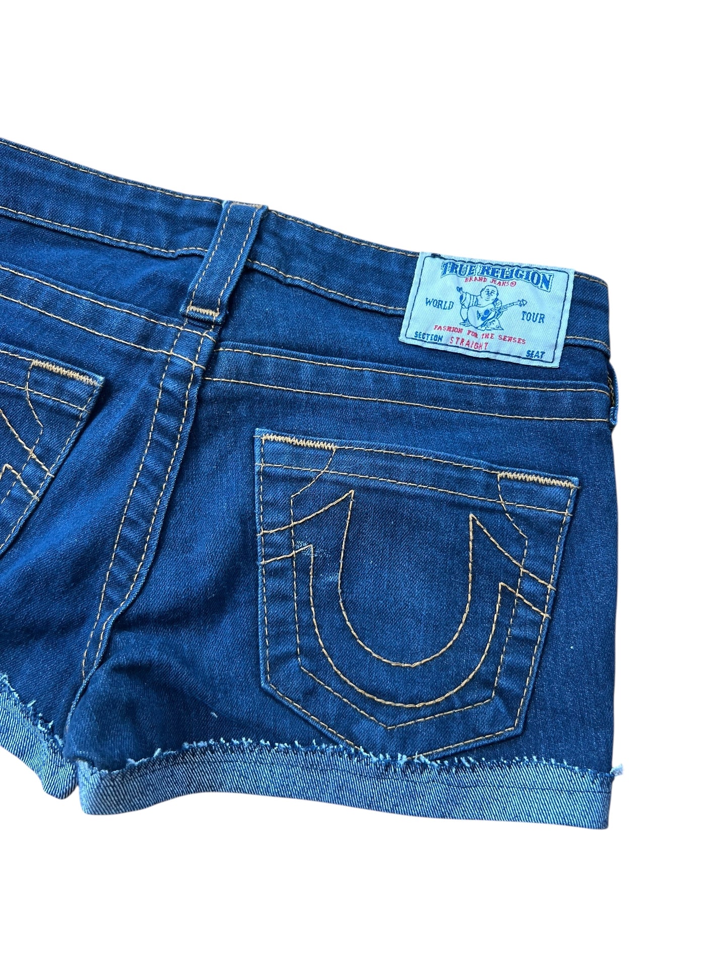 Eine Nahaufnahme der Rückseite der True Religion Shorts | 24 (XS) von ZAZA resell aus dunkelblauem Denim mit gelben Nähten, ausgefranstem Saum, Bundweite 33 und einem True Religion-Label über der rechten Tasche.