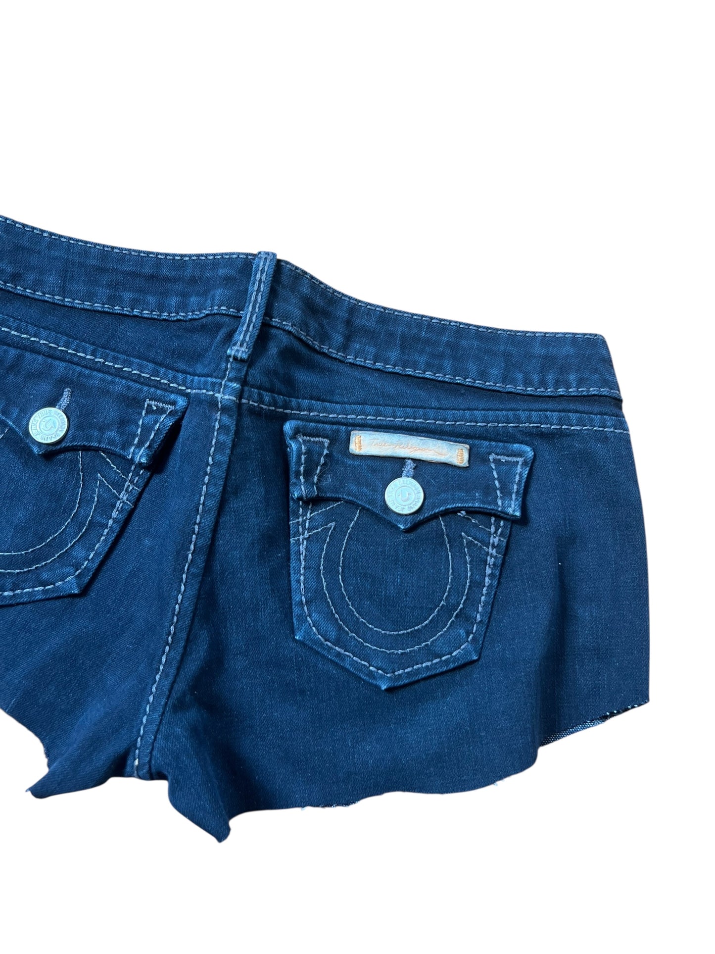 True Religion Shorts | 28 (M) von ZAZA resell in verblasstem Schwarz mit weißen Nähten, zwei Gesäßtaschen-eine mit einer Klappe und Hufeisenstich Detail, Bundweite 39; auf einem weißen Hintergrund fotografiert.