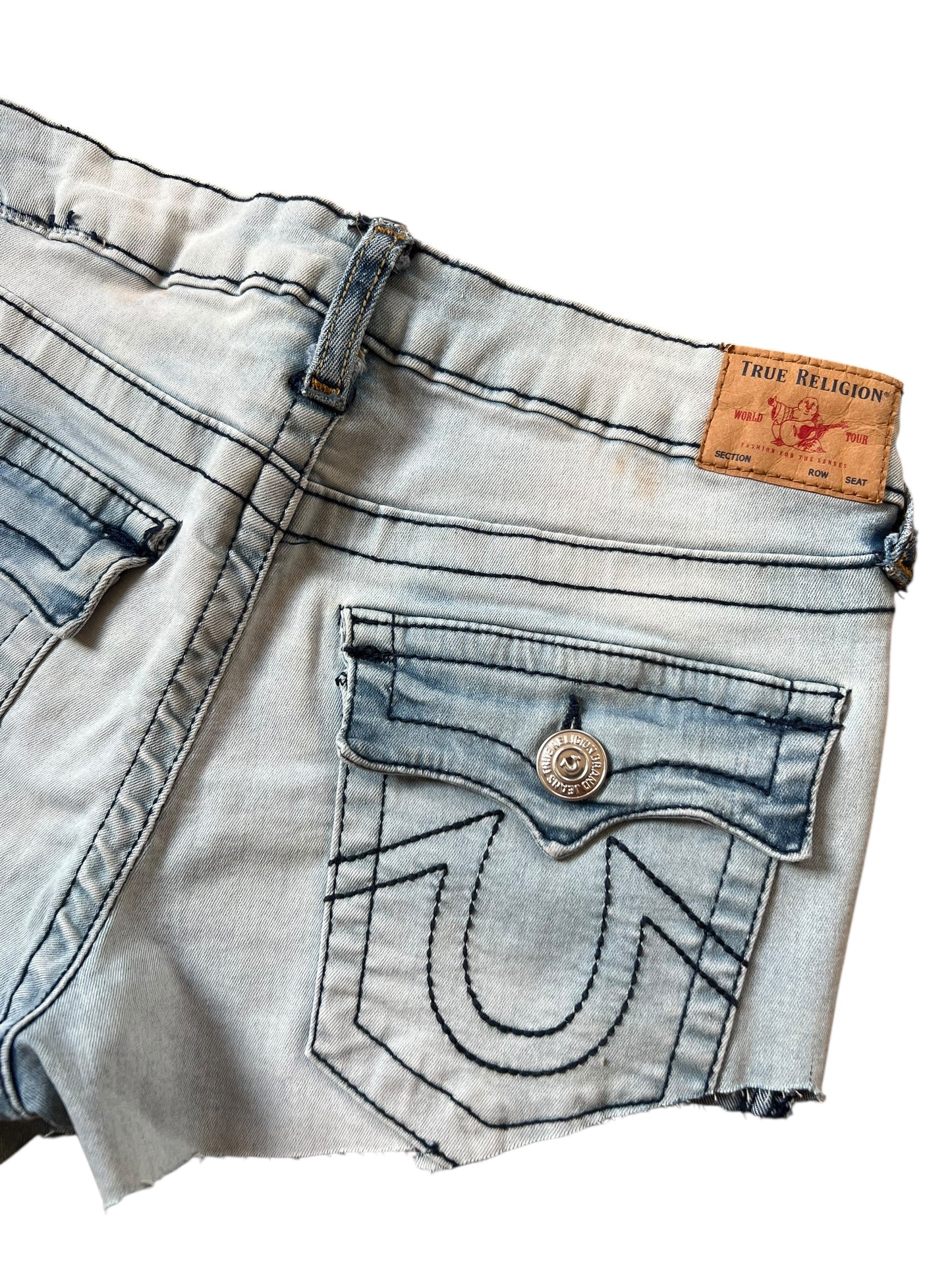 Die True Religion Shorts | S von ZAZA resell haben eine helle Denim-Waschung, detaillierte Nähte, eine Gesäßtasche mit Klappe und Knopf, einen Lederaufnäher am Bund und einen ausgefransten Saum für einen entspannten Look.
