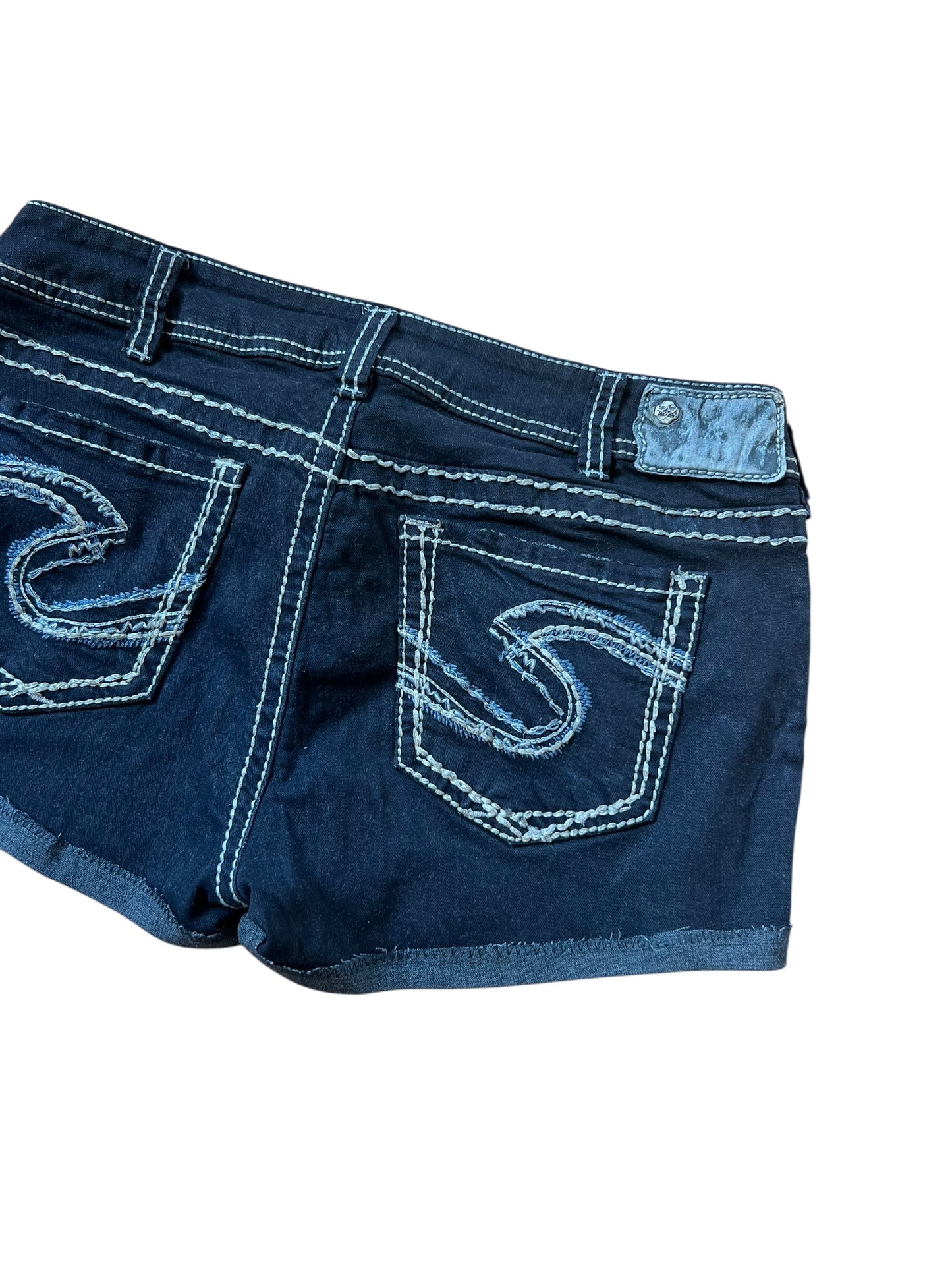 Die Silver Jeans Shorts von ZAZA resell in Größe 31 (L) sind aus dunkelblauem Denim mit weißen Kontrastnähten und aufgestickten Wirbelmustern auf den Gesäßtaschen, die vor einem weißen Hintergrund abgebildet sind.