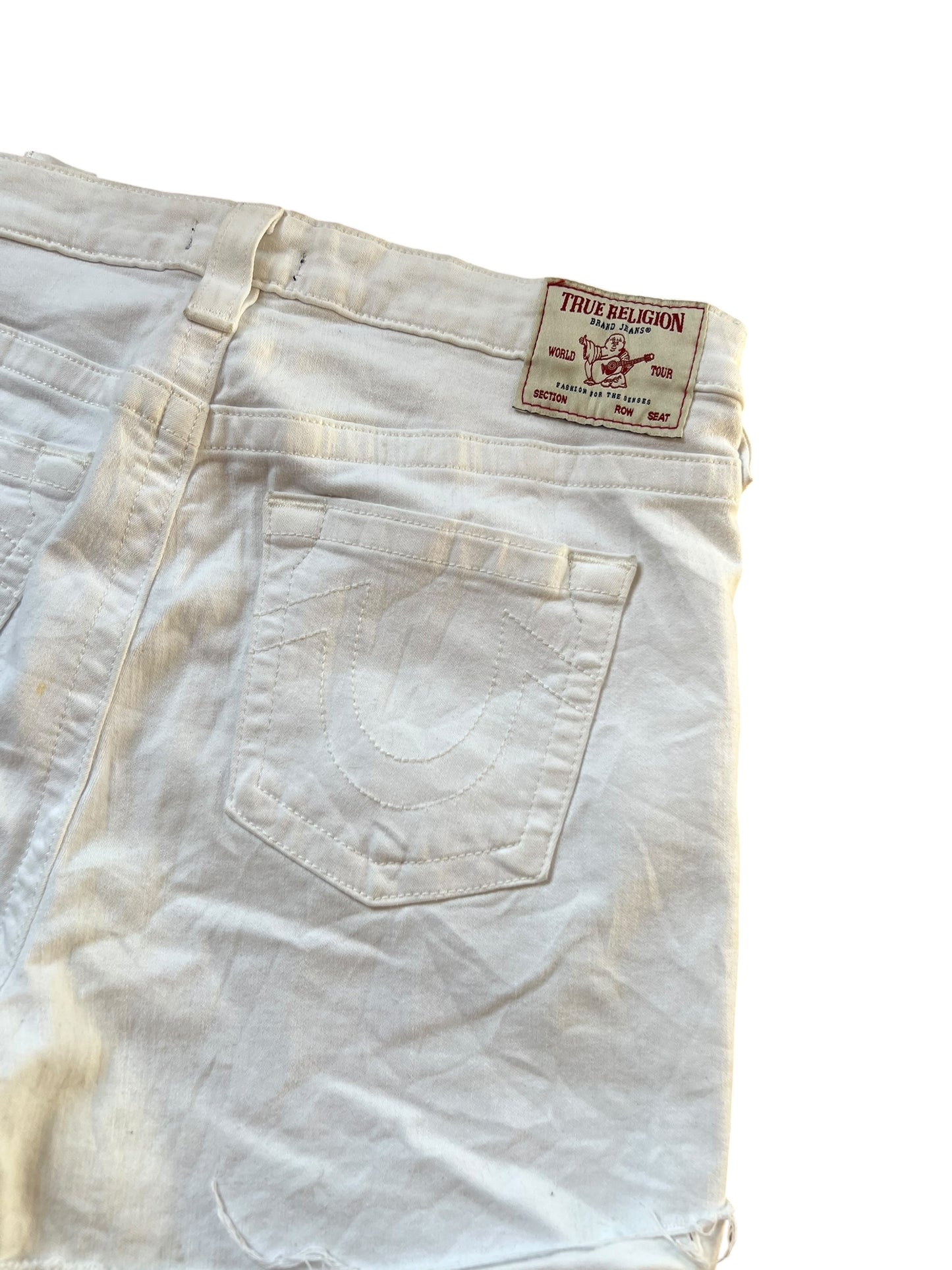 Nahaufnahme der Rückseite der weißen True Religion Mid Rise Shorts, Größe 30 (M), von ZAZA resell, mit weißer Gesäßtasche und Markenlabel am Bund - ideal für Custom Shorts.
