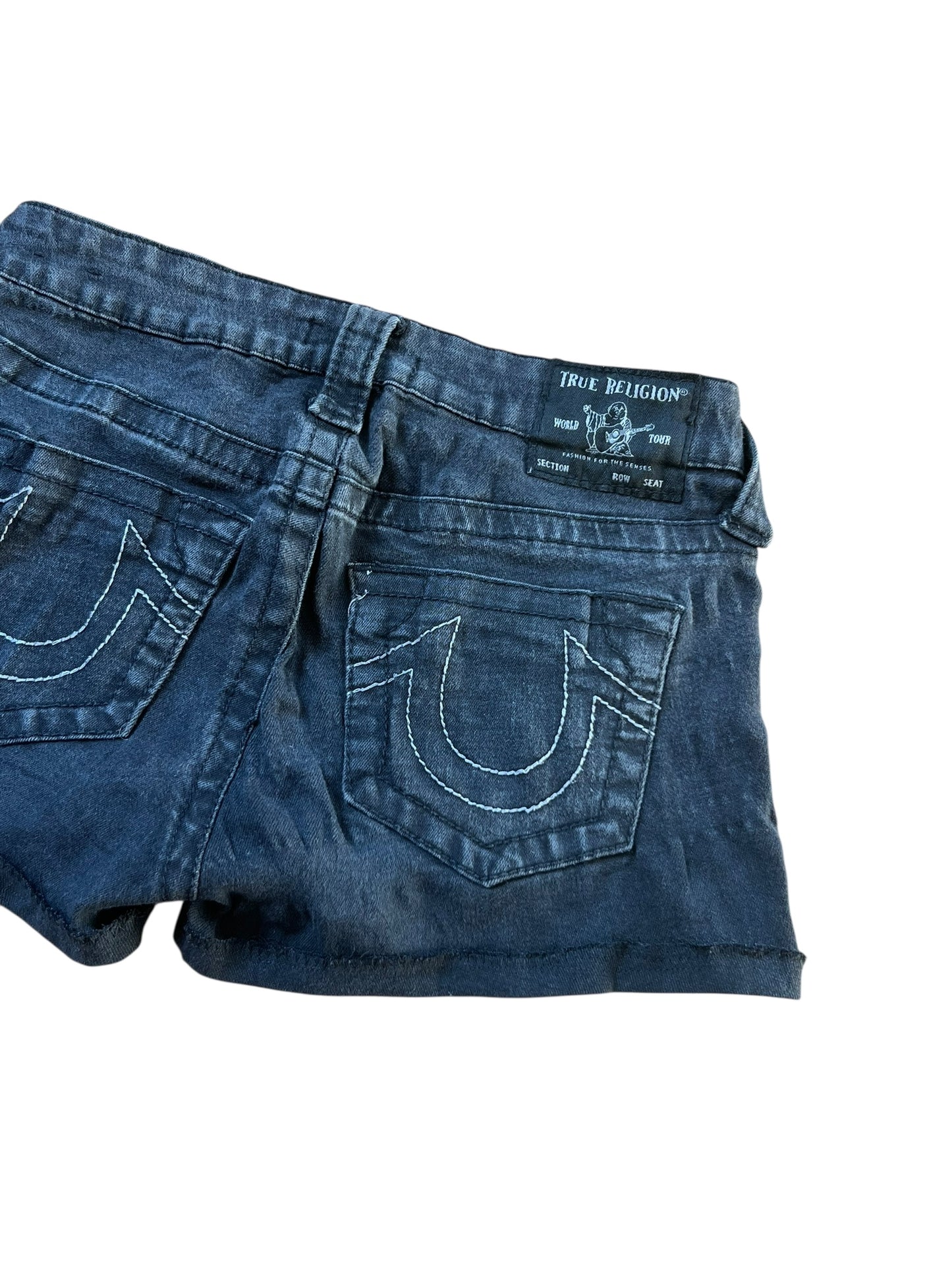 True Religion Shorts | 28 (XS) von ZAZA wiederverkaufen: Custom dark wash denim shorts mit weißen Nähten und Signatur Hufeisen Gesäßtaschen, auf einem weißen Hintergrund gezeigt.