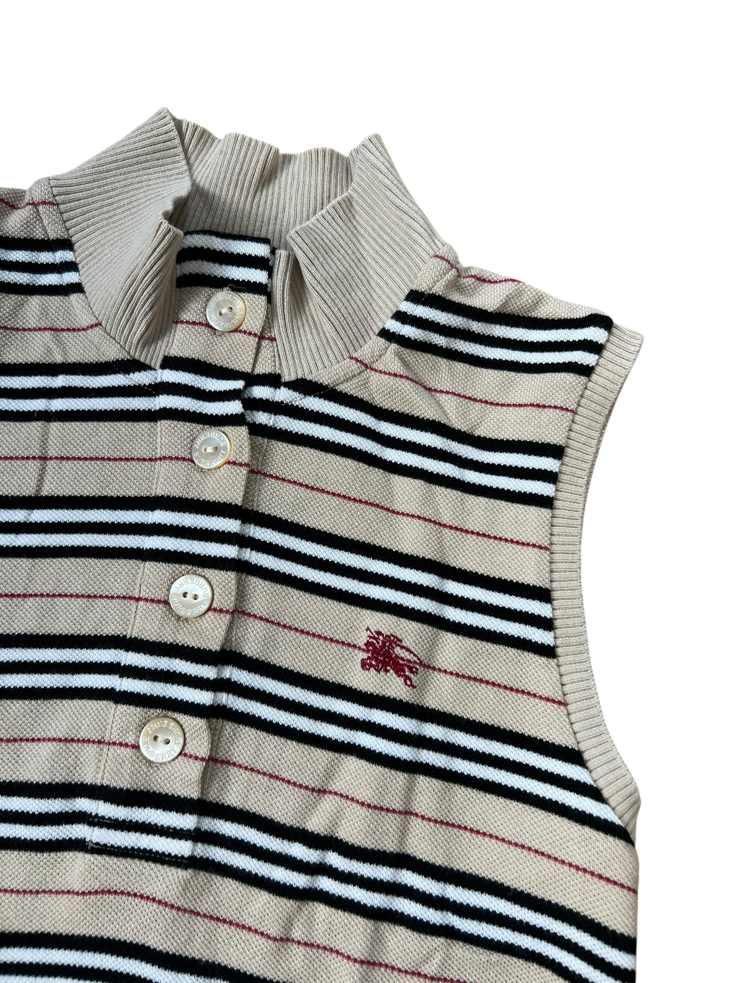 Burberry Top | S von ZAZA resell: Ärmeloses beigefarbenes Stricktop mit schwarz-weißen Streifen, dünnen roten Linien, weißen Knöpfen, Rippkragen und rotem Logo-Stick. Zustand 9. Maße und Labelgröße auf Anfrage.