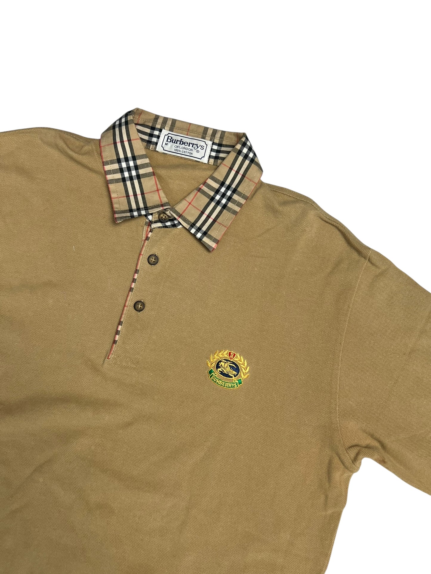 Hellbraunes Burberry Hemd | L von ZAZA resell, mit klassischem Karokragen, teilweiser Knopfleiste und gesticktem Wappenlogo auf der linken Brust. Labelgröße M, Zustand 9/10. Auf einfarbig weißem Hintergrund abgebildet.
