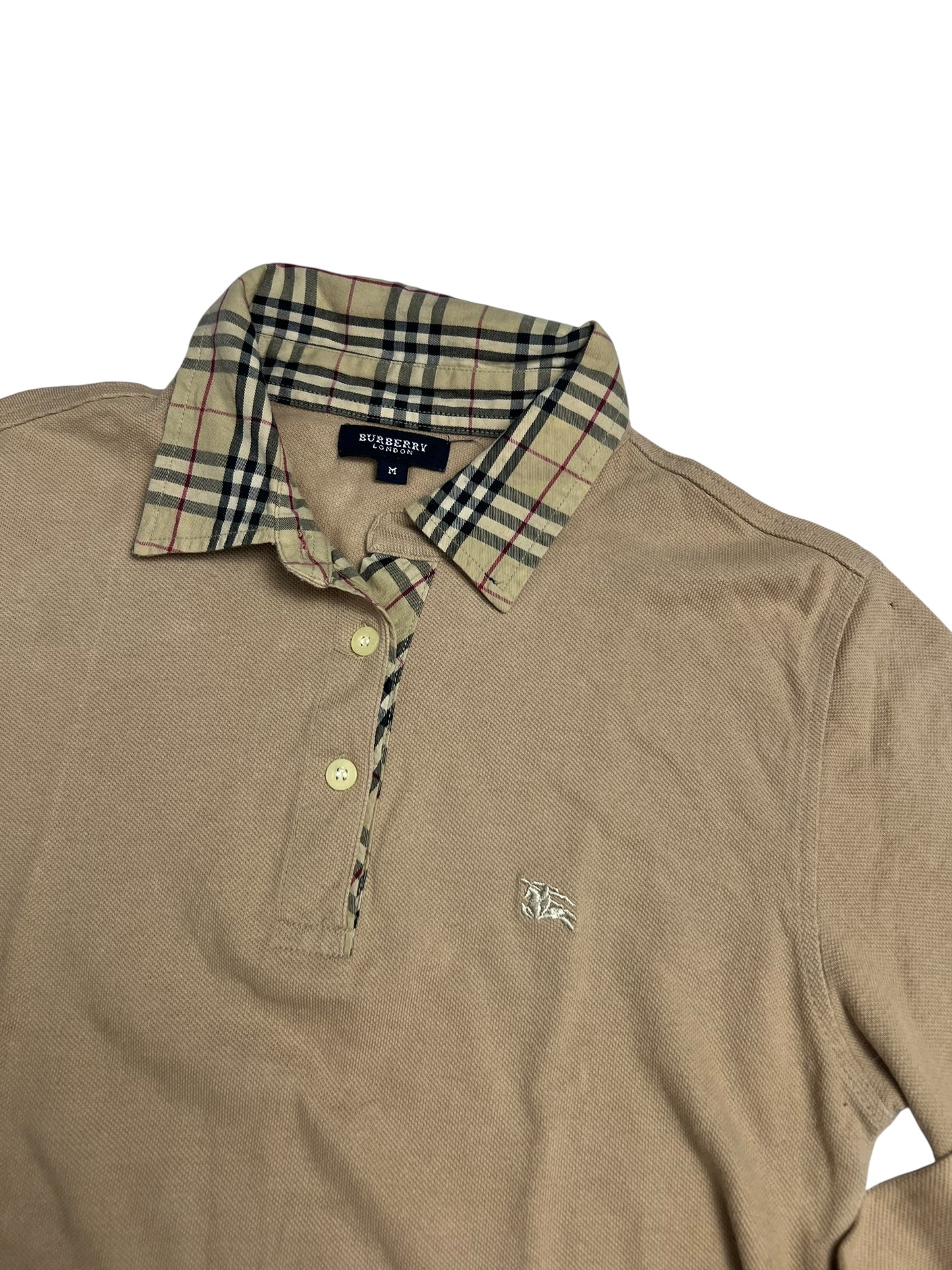 Ein beigefarbenes Burberry Longsleeve in Größe M von ZAZA resell mit kariertem Kragen, Innenleiste und gesticktem Brustlogo. Zustand: 9/10. Das Hemd liegt flach auf einem weißen Hintergrund.