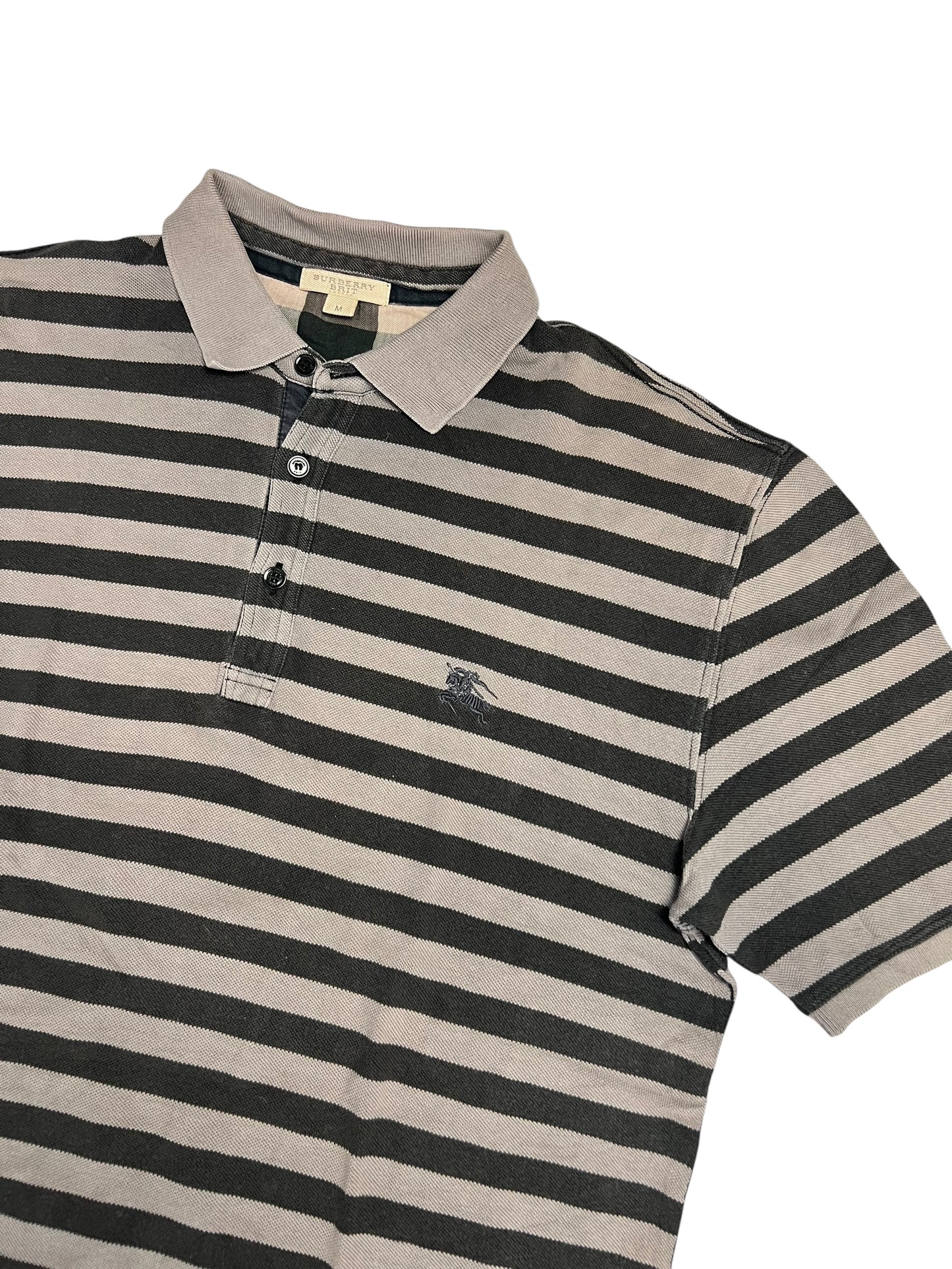 Burberry Polo Shirt | M von ZAZA wiederverkaufen. Grau und schwarz gestreiftes Kurzarmhemd, hellgrauer Kragen, drei Knöpfe, Brustlogo, Burberry-Tag innen. Maße in cm verfügbar. Labelgröße M. Zustand: 5/10.