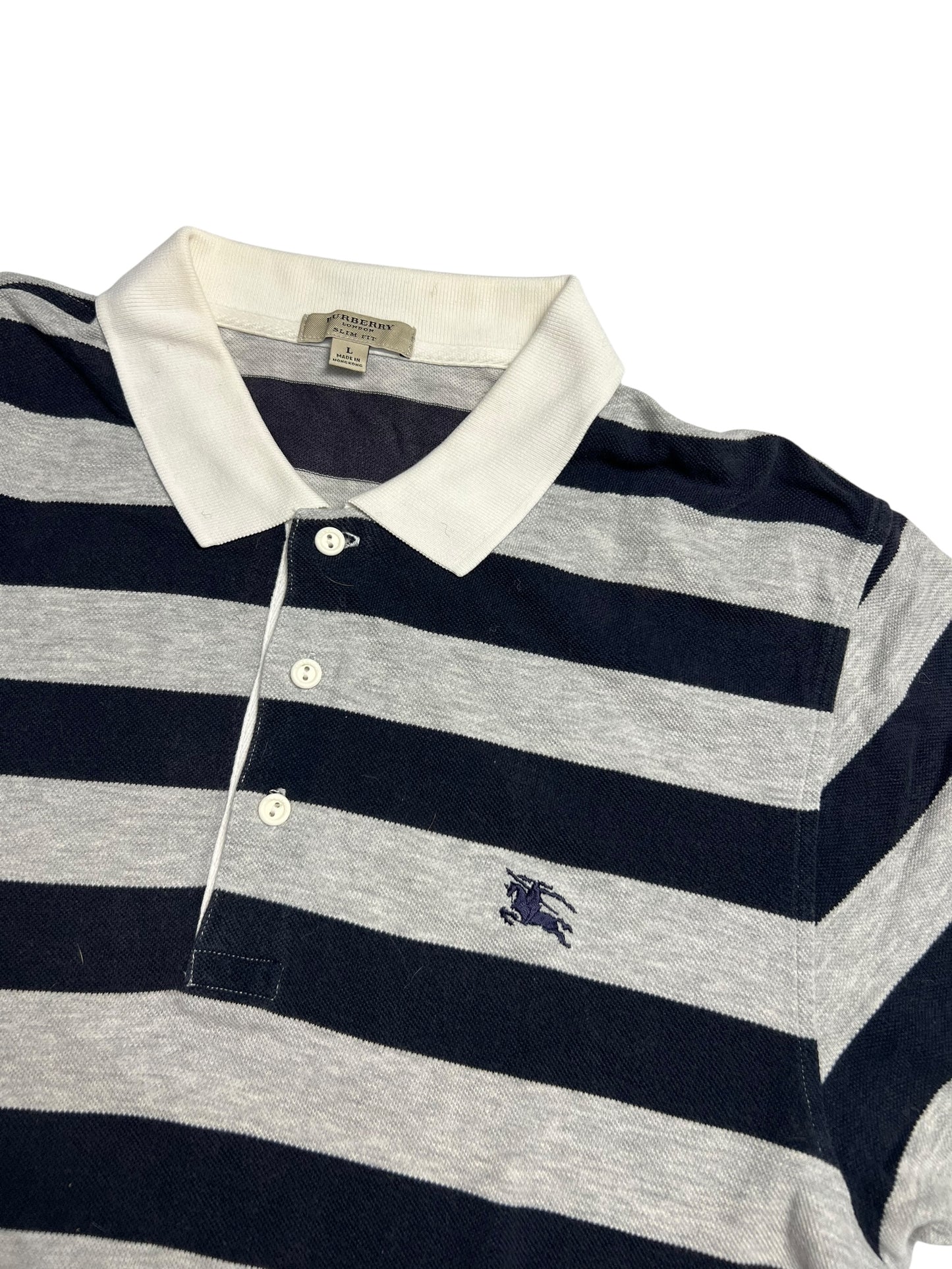 Burberry Polo Shirt | L von ZAZA wiederverkaufen: Breite marineblaue & hellgraue Streifen, weißer Kragen & Knöpfe, gesticktes Brustlogo. Maße in Zentimetern verfügbar. Flachgelegt auf weißem Hintergrund.