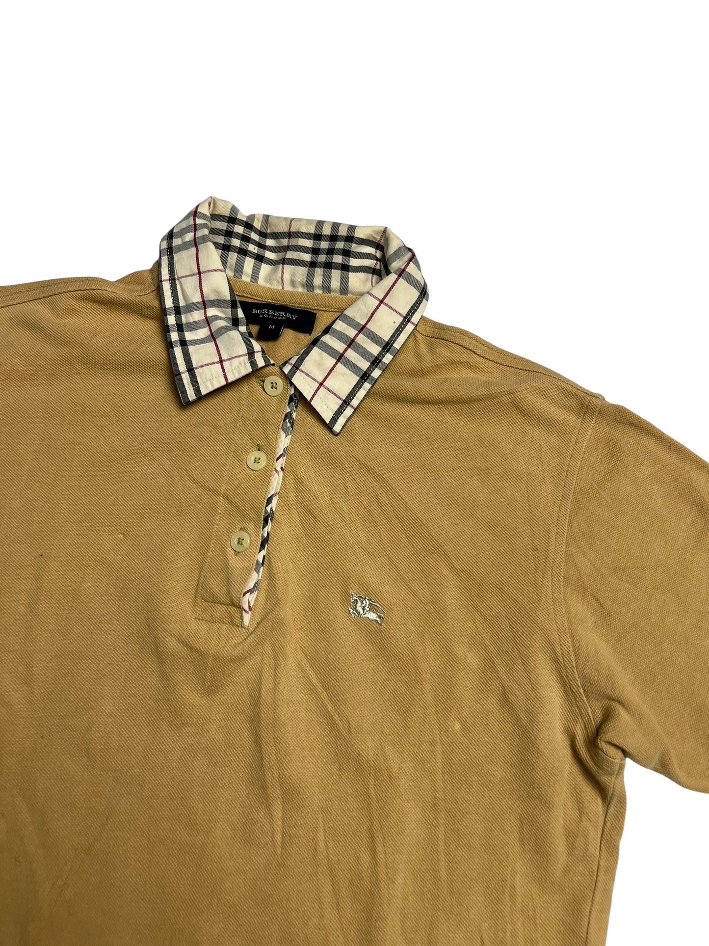 Burberry Polo Shirt | M von ZAZA resell in braun, Zustand 9/10. Mit beige-schwarz-rot kariertem Kragen, drei Knöpfen und gesticktem Reiterlogo. Labelgröße M. Flach auf weißem Hintergrund gelegt.
