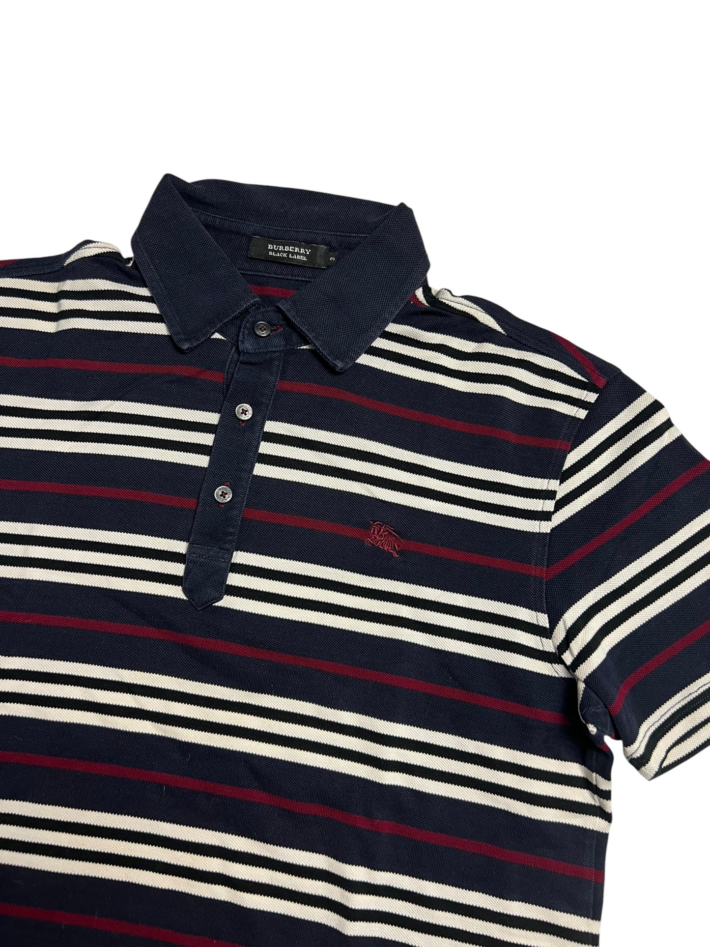 Dieses Burberry Polo Shirt (Labelgröße 3) von ZAZA resell zeichnet sich durch marineblauen Stoff, horizontale weiße, rote und beige Streifen, eine Drei-Knopf-Klappe, ein kleines rotes Brustlogo und exakte Maße in Zentimetern für eine perfekte Passform aus.