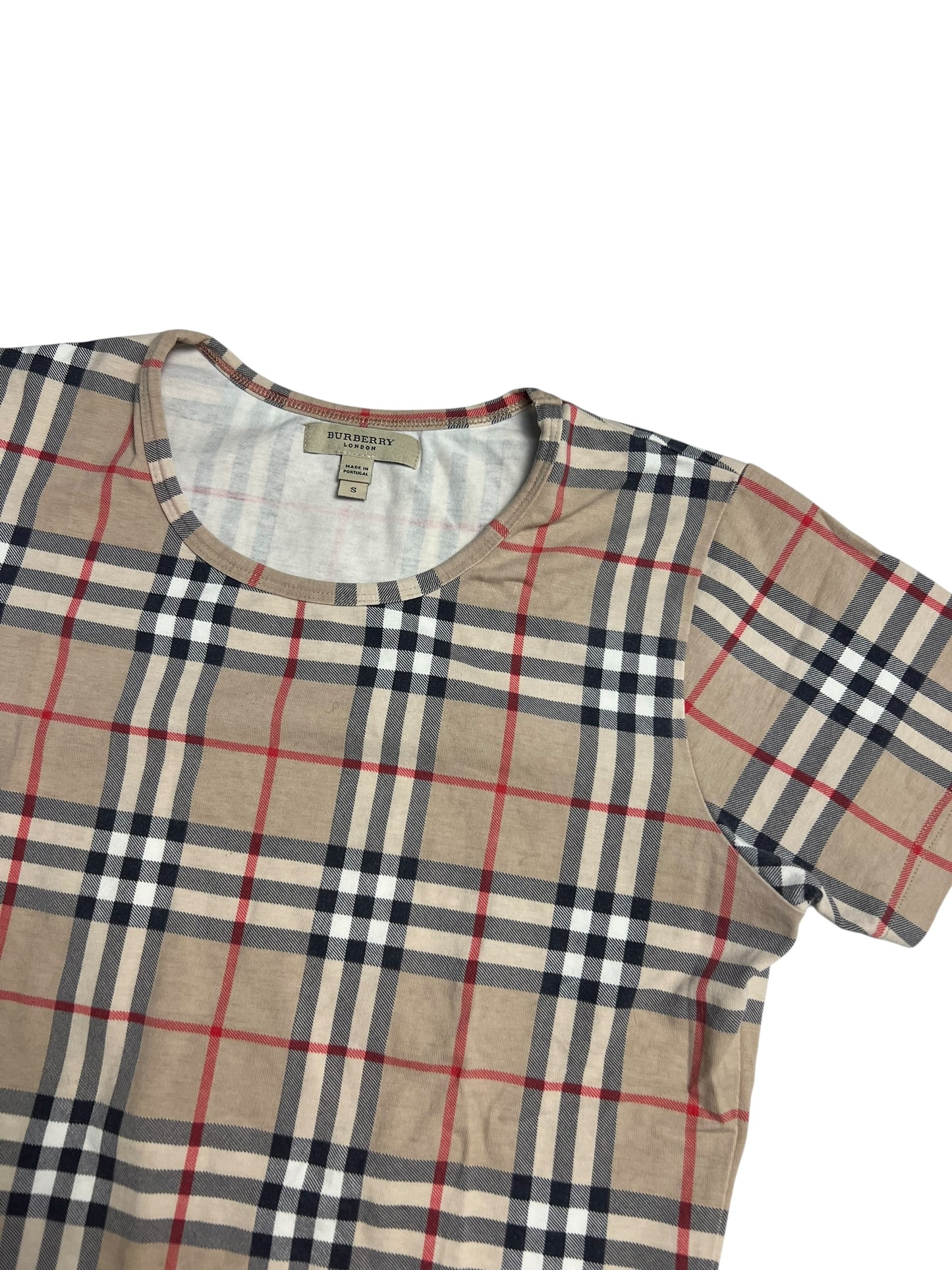 Ein beiges Burberry Hemd | S von ZAZA resell in Zustand 9, mit einem klassischen Karomuster mit roten, schwarzen und weißen Linien. Produkt auf weißem Hintergrund. Maße in Zentimetern verfügbar.