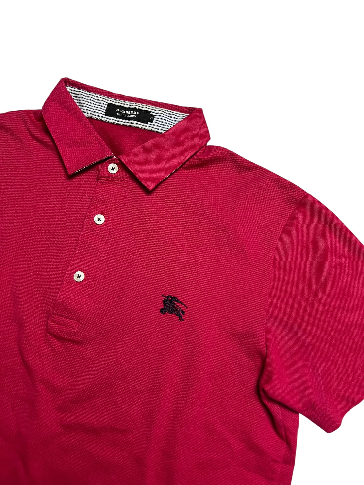 Ein rotes Burberry Polo Shirt (L) von ZAZA resell mit kurzen Ärmeln, drei weißen Knöpfen und einem schwarzen Brustlogo, flach auf weißem Grund. Zustand 8/10. Maße in Zentimetern auf Anfrage.