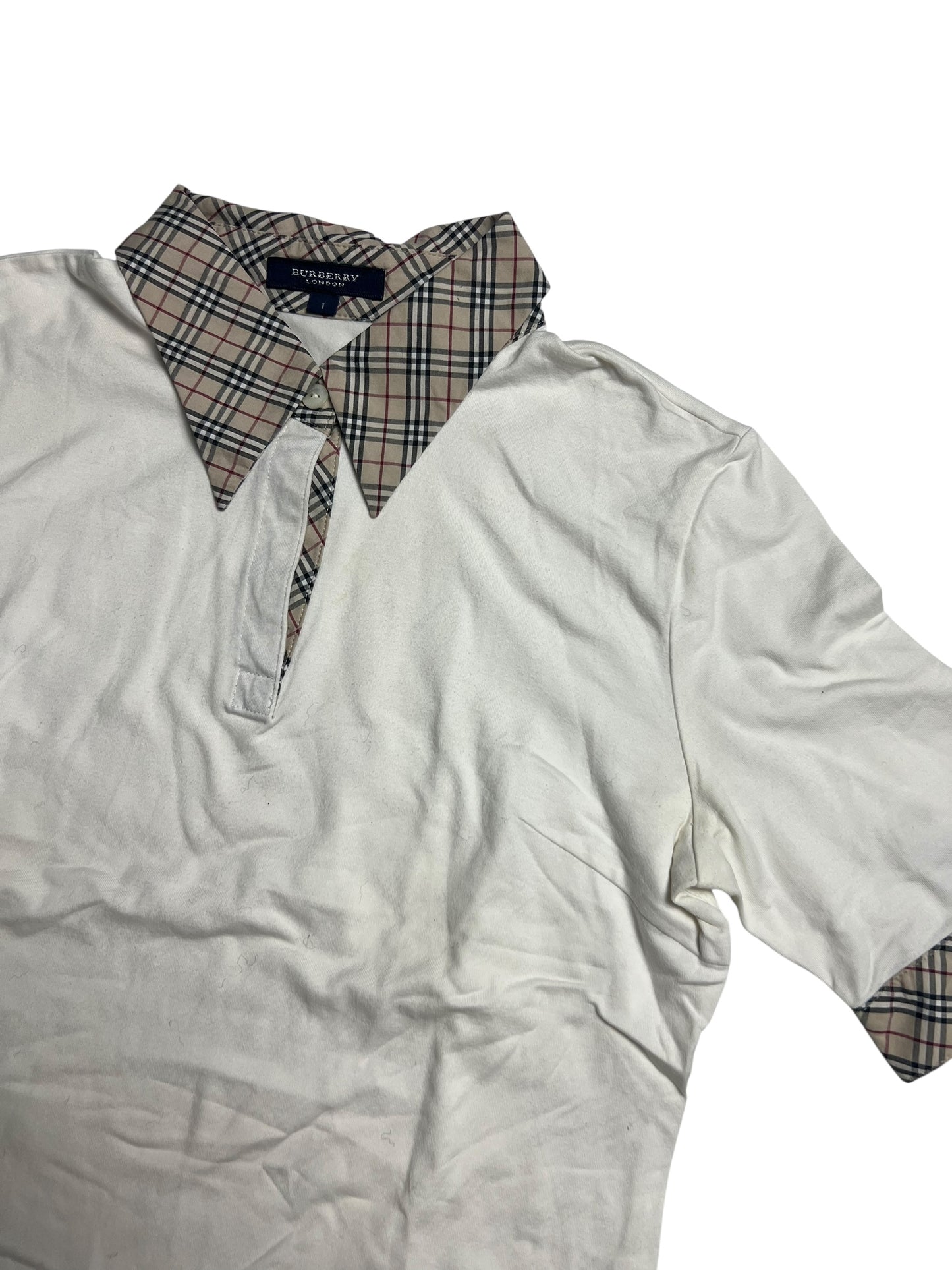 Burberry Polo Shirt | XS von ZAZA resell in Weiß mit beige, schwarz und rot kariertem Kragen, Teil-Knopfleiste, Zustand 8/10. Ausgestellt vor weißem Hintergrund. Maße (in cm) auf Anfrage erhältlich.