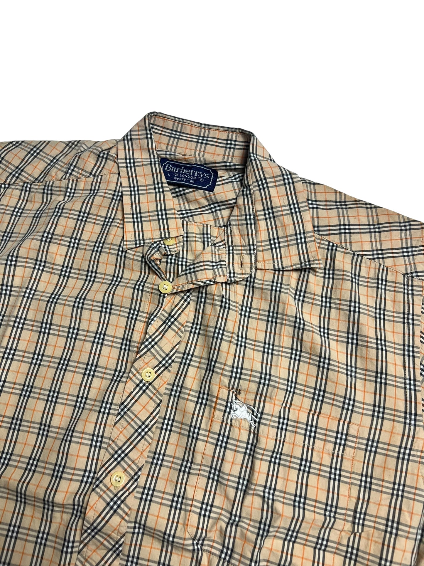 Ein beigefarbenes Burberry Hemd | L von ZAZA resell mit schwarz-orangem Karo, weißem Pferde-Brustlogo, "Burberrys"-Label im Kragen. Zustand 9/10. Maße auf Anfrage.