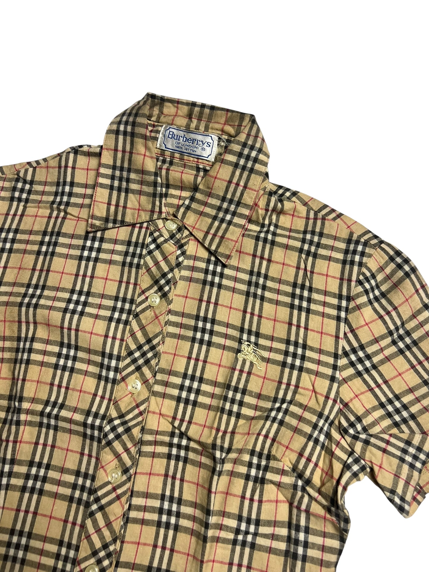 Das Burberry Hemd | S von ZAZA resell ist ein kurzärmeliges, kariertes Button-up mit Kragen, Brust-Logo, Burberrys-Label im Kragen sowie Maßen: Breite 40 cm und Länge 54 cm. Farben: Beige, Schwarz, Rot und Weiß.