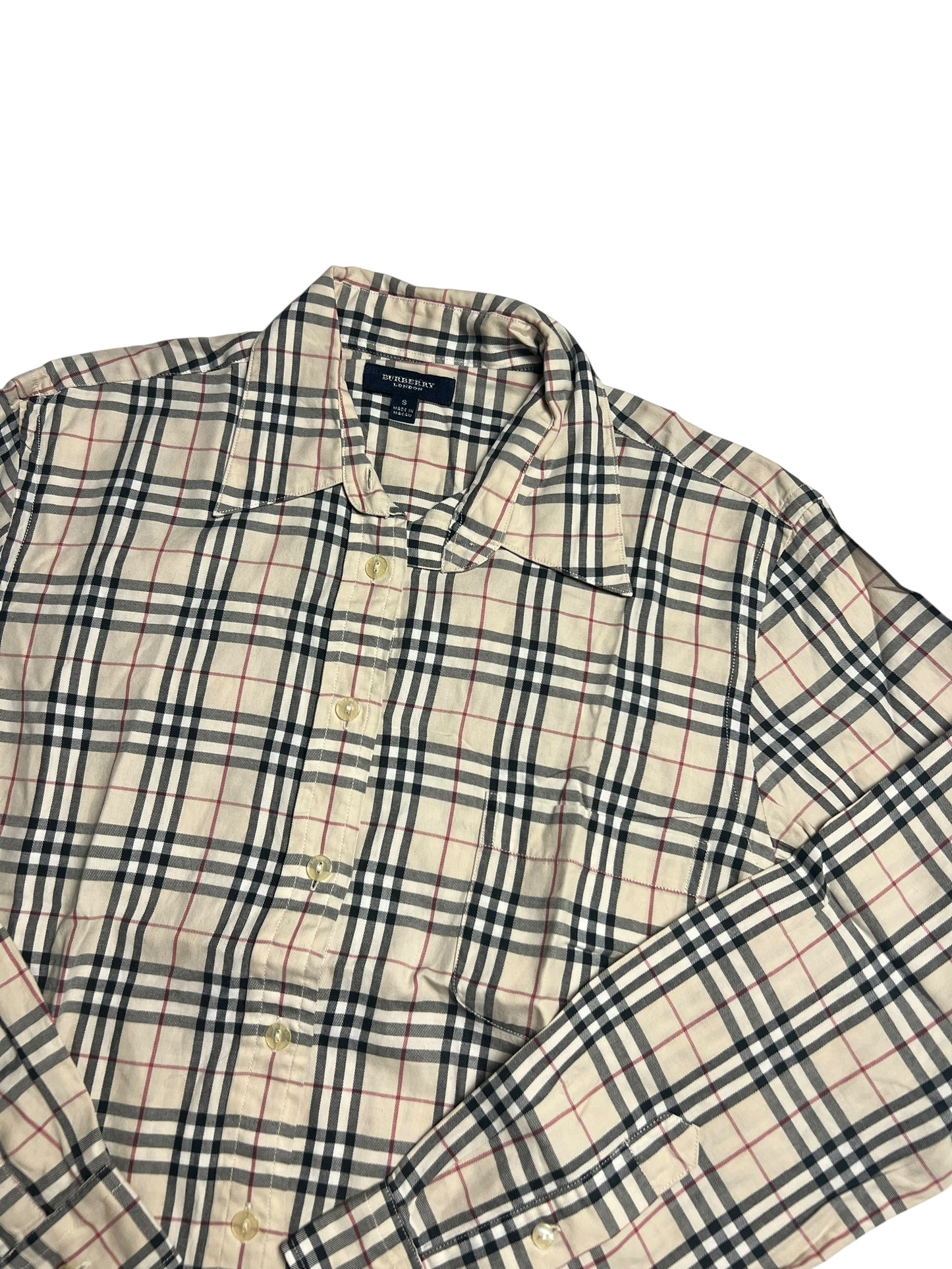 Burberry Hemd | S von ZAZA resell: Langarm, beige mit schwarz-weiß-rotem Karomuster, Labelgröße S, Zustand 9/10. Flach auf weißem Hintergrund fotografiert. Maße in cm auf Anfrage.