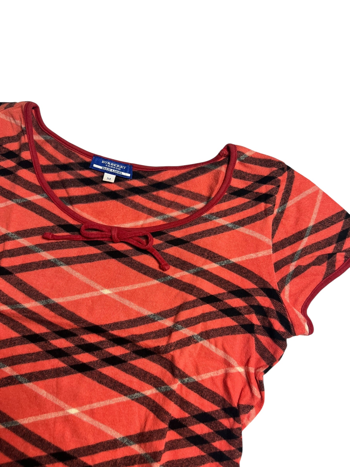 Rotes Burberry Top | S von ZAZA resell, kurzärmelig mit Rundhalsausschnitt und schwarz/beige karierten Streifen, mit einer kleinen Schleife am Ausschnitt. Labelgröße M. Zustand 9/10. Fotografiert vor einem weißen Hintergrund.