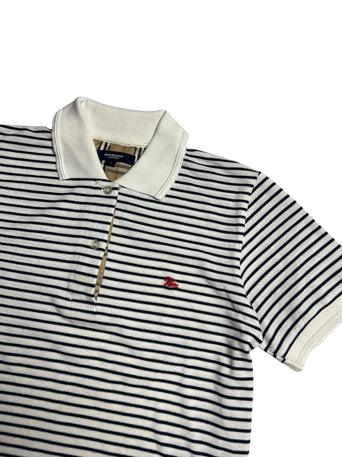 Ein Burberry Polohemd von ZAZA resell in Größe S. Kurze Ärmel, weißer Stoff mit marineblauen Streifen, weißer Kragen, rotes Brustlogo (gestickt), klassische Dreiknopfleiste. Zustand: 8/10. Maße in cm verfügbar.