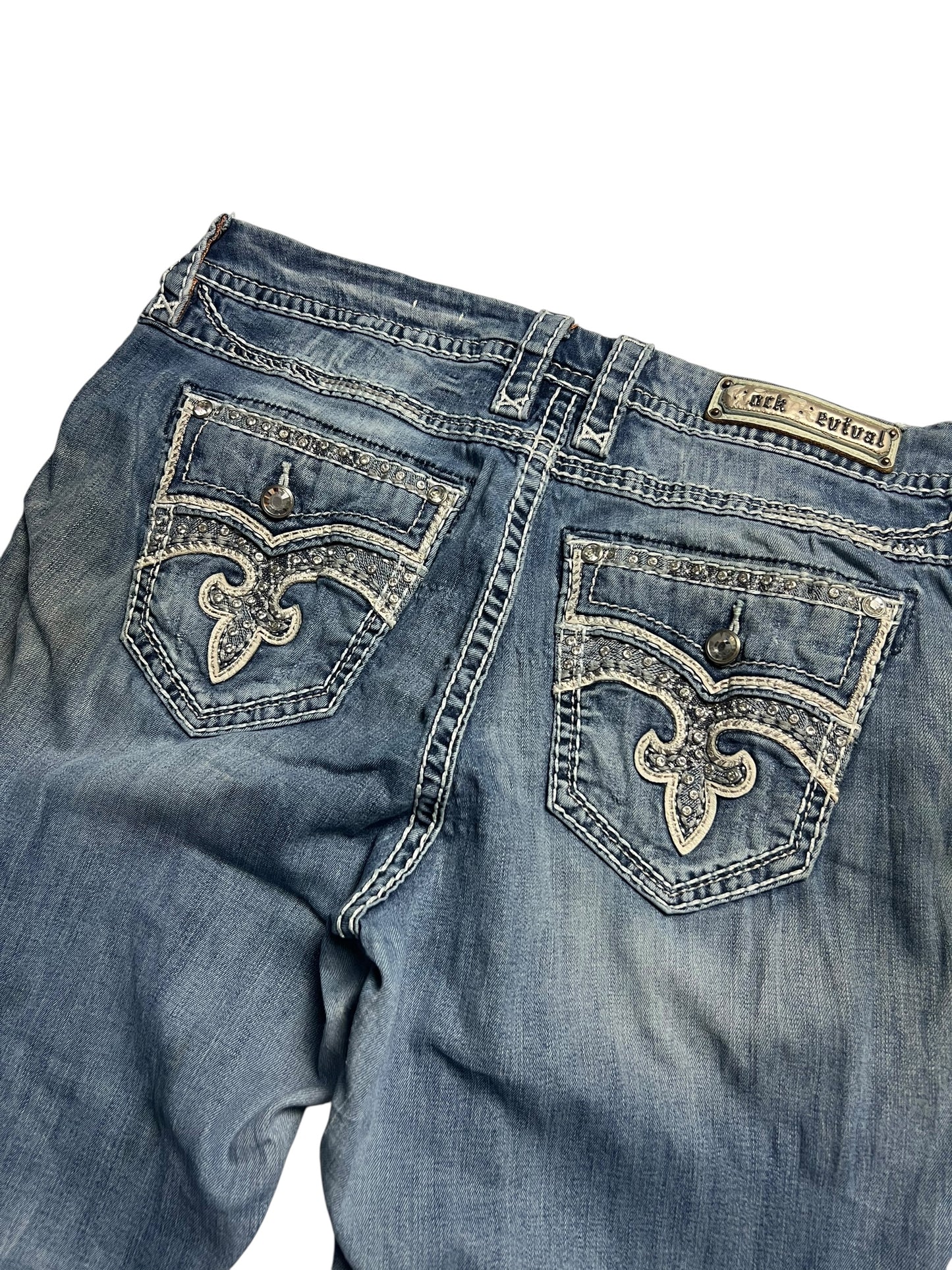 Rock Revival Mid Rise Boot | 32 (XL) von ZAZA resell: Blaue Denim-Jeans mit Ziernähten, geknöpften Gesäßtaschen, verwaschenem Used-Look und Bundweite 46 für eine bequeme Passform. Das Etikett über der rechten Tasche lautet Rock Revival.