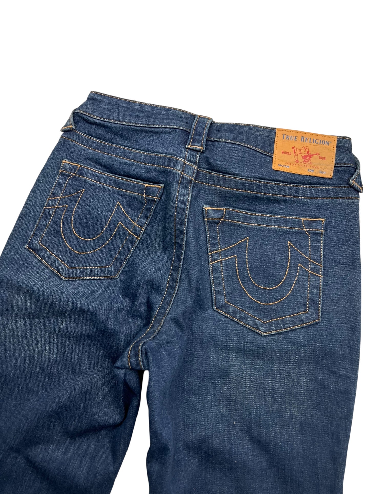 Die True Religion High Rise Straight Jeans von ZAZA resell in Größe 27 (S) wird von hinten gezeigt, wobei die charakteristischen abgesteppten Taschen und der Markenaufnäher aus Leder für einen modischen Touch sorgen.