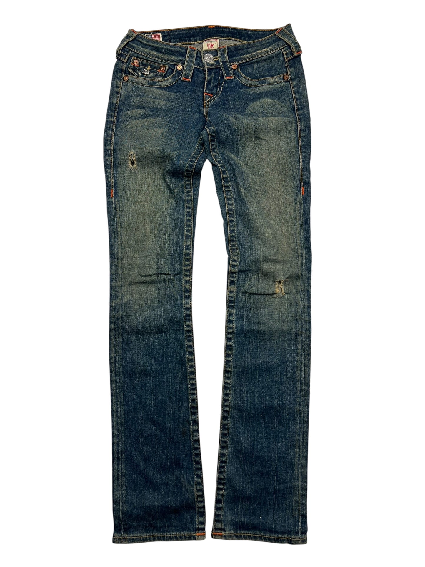 Ein Paar True Religion Billy - Low Rise Straight Jeans in Größe 24 (S) von ZAZA resell, blau mit Abnutzungserscheinungen und kleinen Rissen an den Oberschenkeln und Knien, flach liegend auf weißem Hintergrund abgebildet.