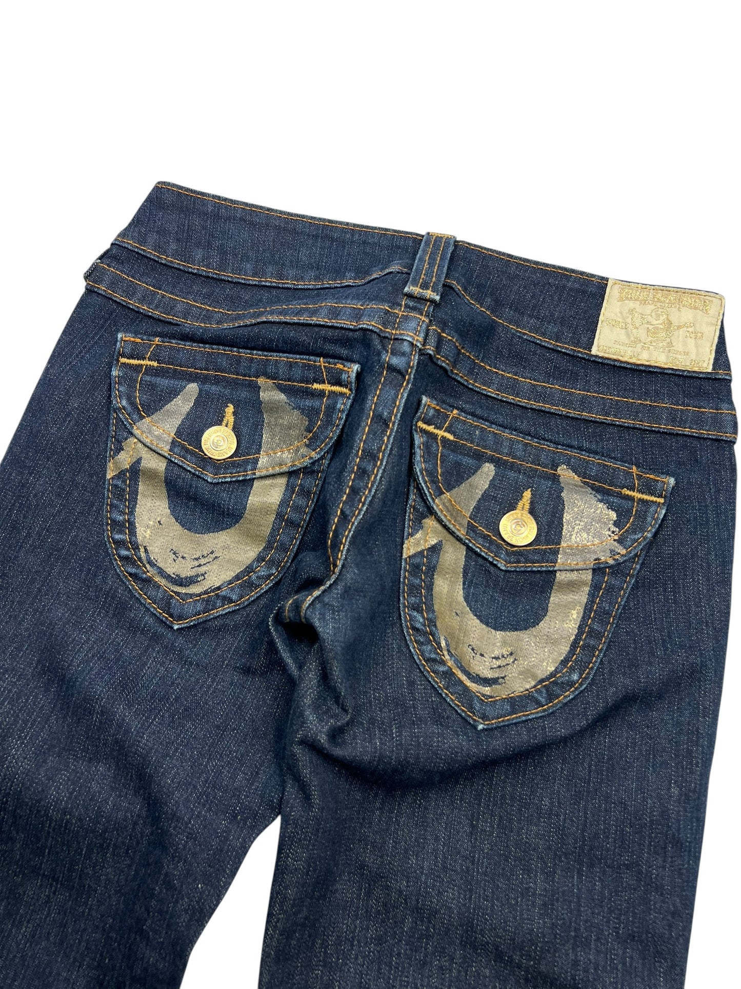 Rückansicht der True Religion Billy Low Rise Straight Jeans (Gr. 26/S) von ZAZA resell, in seltenem Dunkelblau mit großen, aufgenähten Hufeisen-Gesäßtaschen, goldenen Knöpfen, beigem Markenlabel, Bundweite 36, Außenbeinlänge 95.