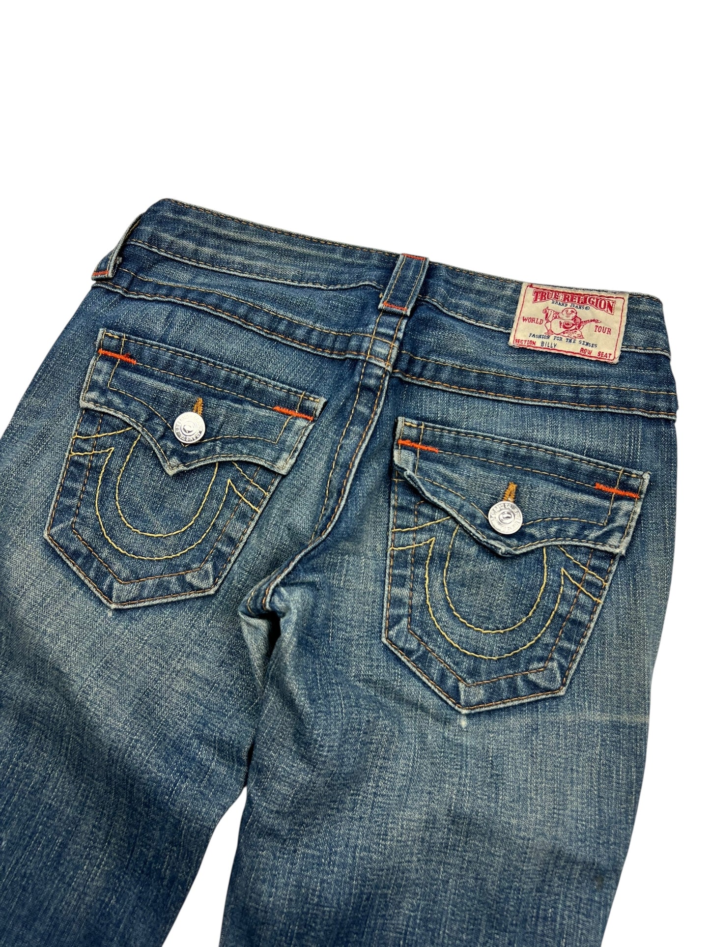 Die True Religion Billy - Low Rise Straight | 24 (S) Jeans von ZAZA resell wird von hinten gezeigt, mit zwei aufgenähten Gesäßtaschen, silbernen Knöpfen und einem Markenetikett am Bund für einen klassischen Look.