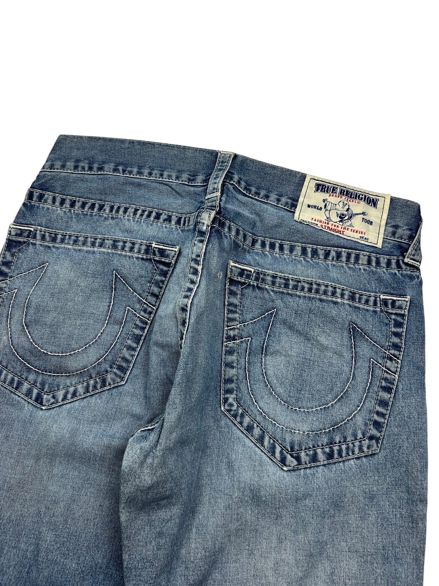 Ein Paar True Religion Straight-Jeans von ZAZA resell in Größe 34 (L), abgebildet von hinten mit weißen Taschennähten, gebrandetem Bundlabel und Bundweite für eine perfekte Passform.