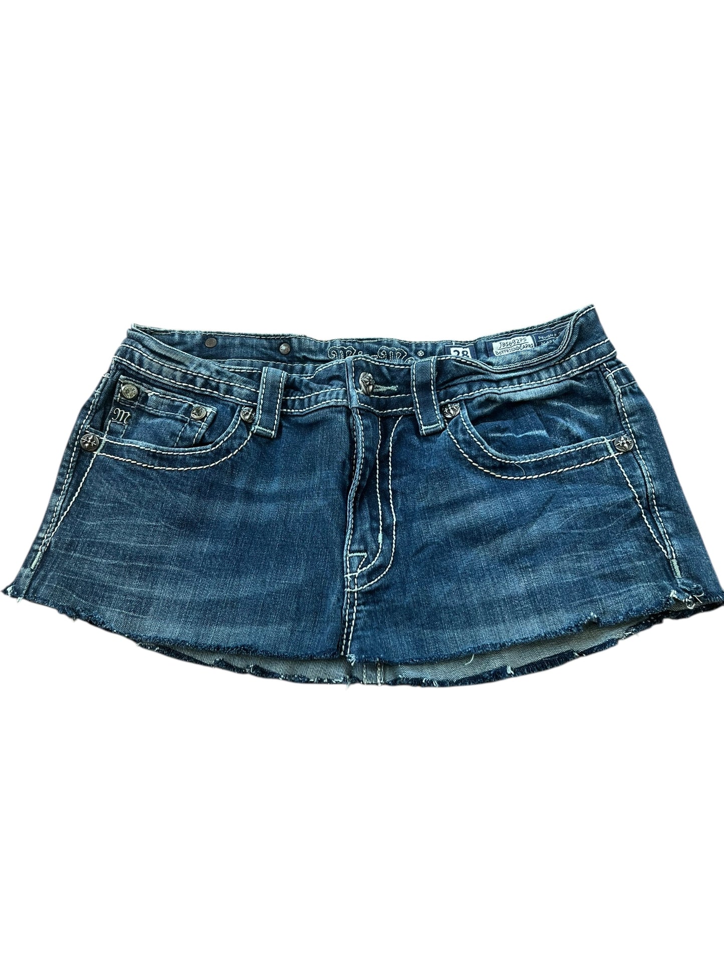 Der Miss Me Rock | W28 von ZAZA resell verfügt über blauen Denim mit weißen Nähten, Vorder- und Gesäßtaschen, Gürtelschlaufen und einem ausgefransten Saum – Maße wie Bundweite und Außenbeinlänge sorgen für optimale Passform.
