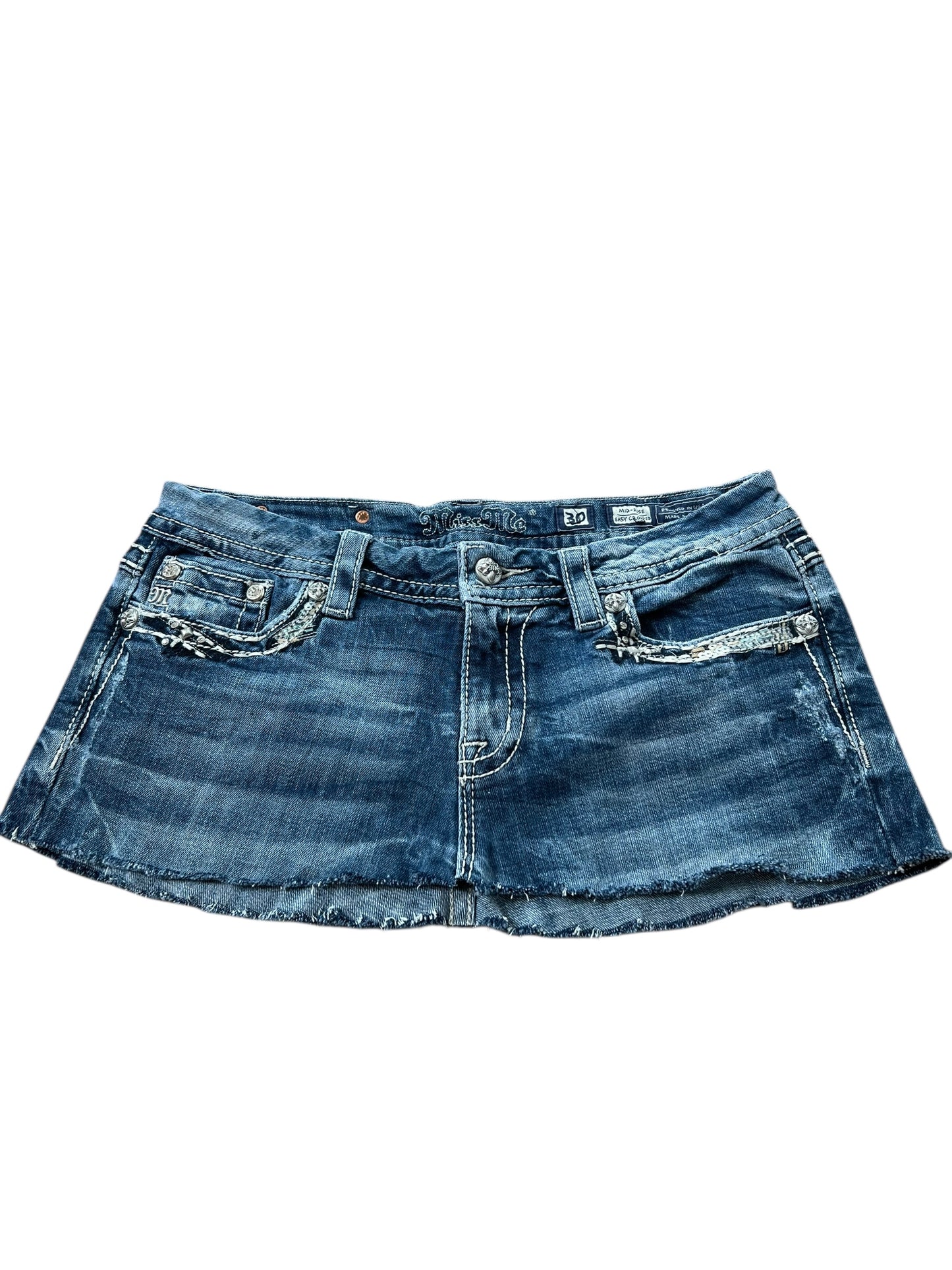 Miss Me Skirt von ZAZA Resell in Größe W30: ein blauer Jeans-Minirock mit ausgefransten Säumen, Vordertaschen, Gürtelschlaufen, sichtbaren Nähten und gemessenem Bund, flach auf weißem Hintergrund liegend.
