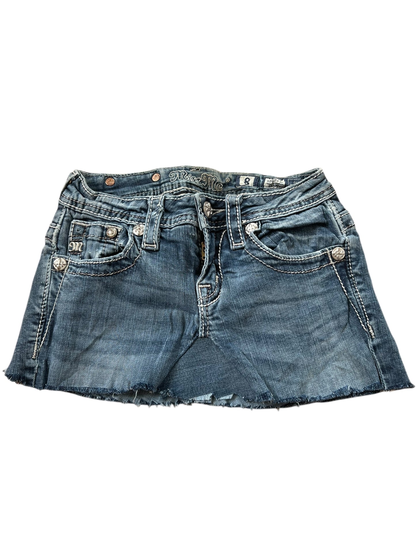 Der Miss Me Rock | XXXS von ZAZA resell ist ein blauer Denim-Mini mit ausgefranstem Saum, mehreren Taschen, weißen Kontrastnähten, silbernen Knöpfen und Nieten – auch als maßgeschneiderter Kinder-Rock mit individuellen Maßen erhältlich.