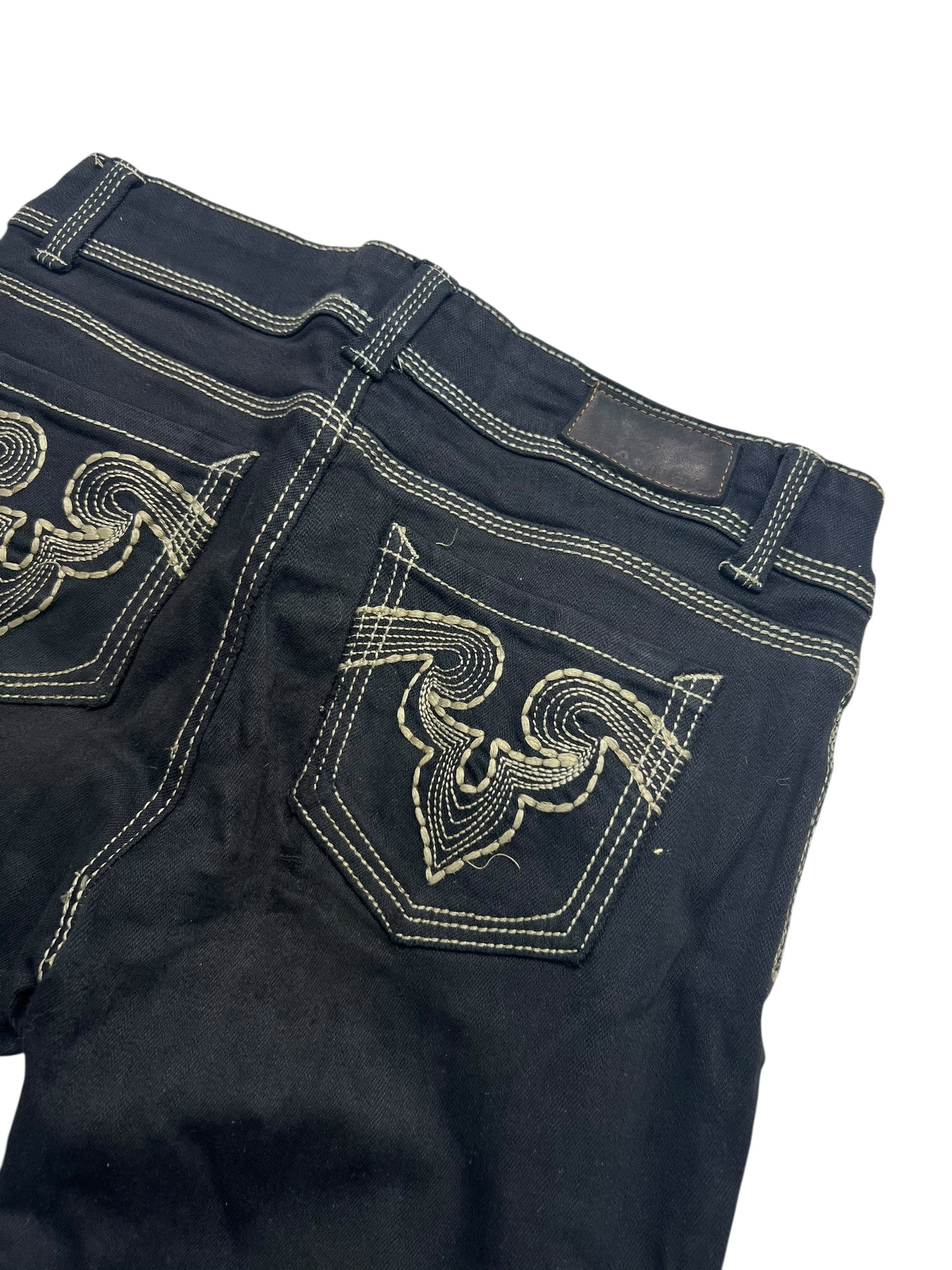 Eine schwarze Amisu Mid Rise Straight Jeans (B28 x L32) von ZAZA Resell mit weißen Ziernähten und aufwendiger Stickerei auf den Gesäßtaschen, ab Taille auf weißem Grund. Außenbeinlänge und Bundweite für optimale Passform angegeben.