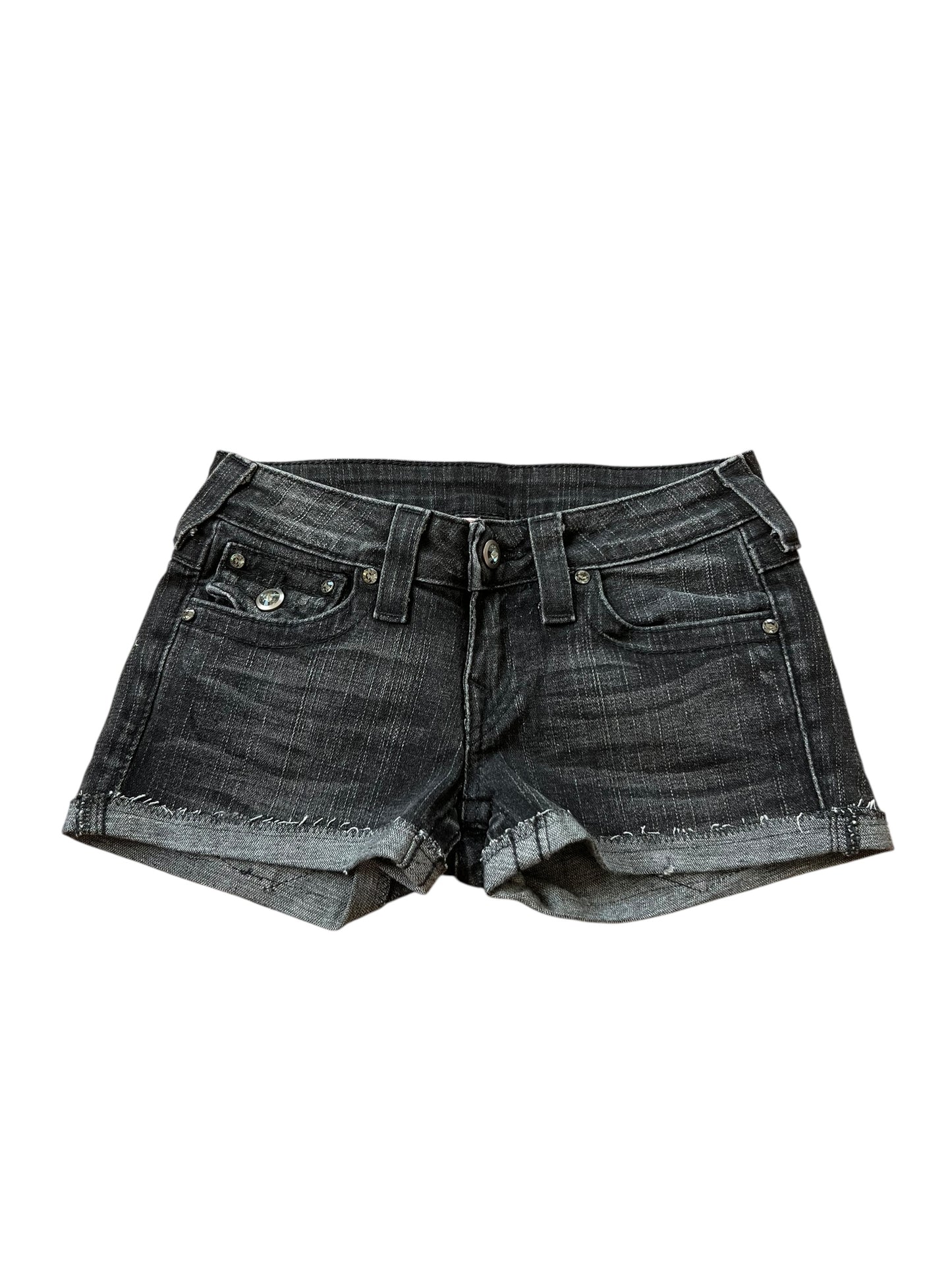 Die True Religion Shorts | 25 (S) von ZAZA resell sind schwarze Custom Shorts mit Bündchen am Saum, Vorder- und Gesäßtaschen, Gürtelschlaufen, einem Knopfverschluss, Bundweite und Labelgröße 25 für eine maßgeschneiderte Passform.