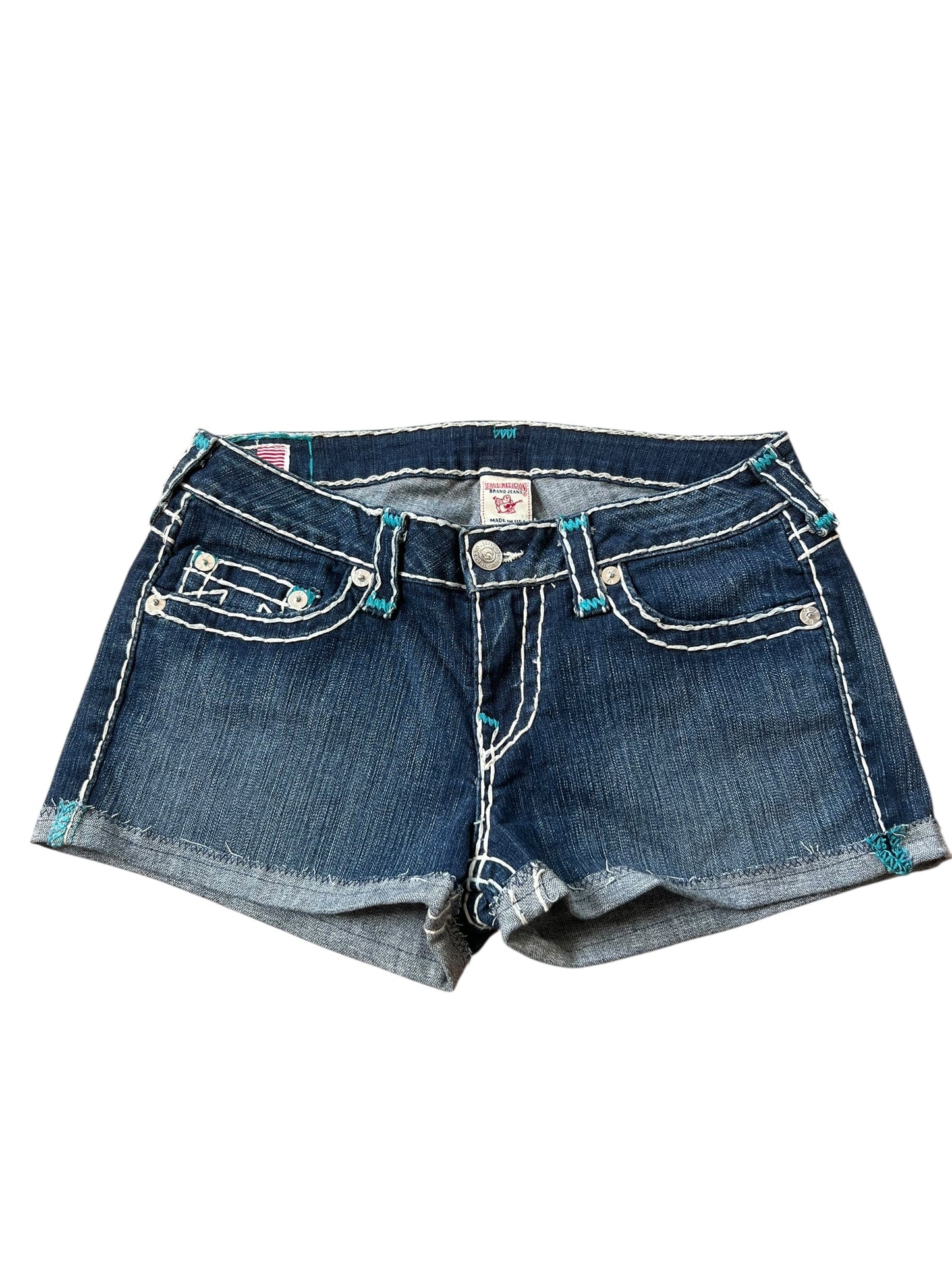 True Religion Shorts | 30 (M) von ZAZA resell-blue denim mit weißen Nähten, Vordertaschen, Gürtelschlaufen, aufgerollten Säumen und Bundweite 40, abgebildet auf weißem Hintergrund.