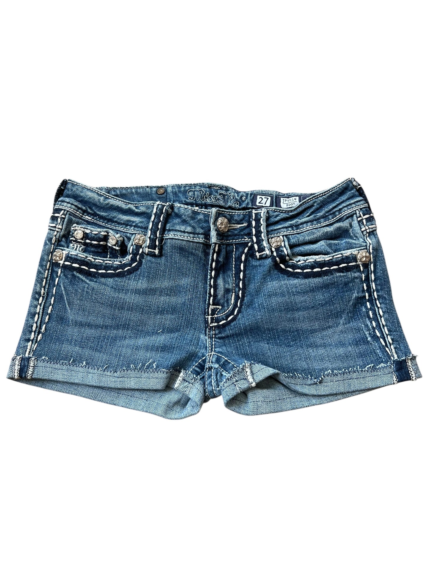 Miss Me Shorts | 27 (S) von ZAZA resell: blaue Denim-Jeans-Shorts mit weißen Kontrastnähten, Taschen, Knopf- und Reißverschluss, Rollbündchen und Bundweite 35-ideal als Custom-Shorts in Labelgröße 27.