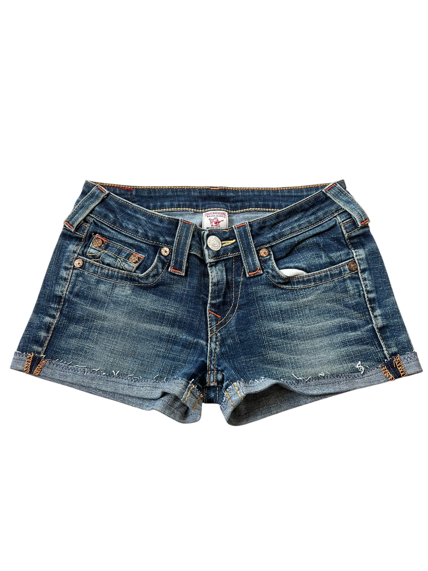 True Religion Shorts von ZAZA resell in Größe 27 (S): blauer Denim mit sichtbaren Nähten, Front- und Münztaschen, Gürtelschlaufen, Knopf- und Reißverschluss, leicht ausgefranste Säume, Bundweite 37.
