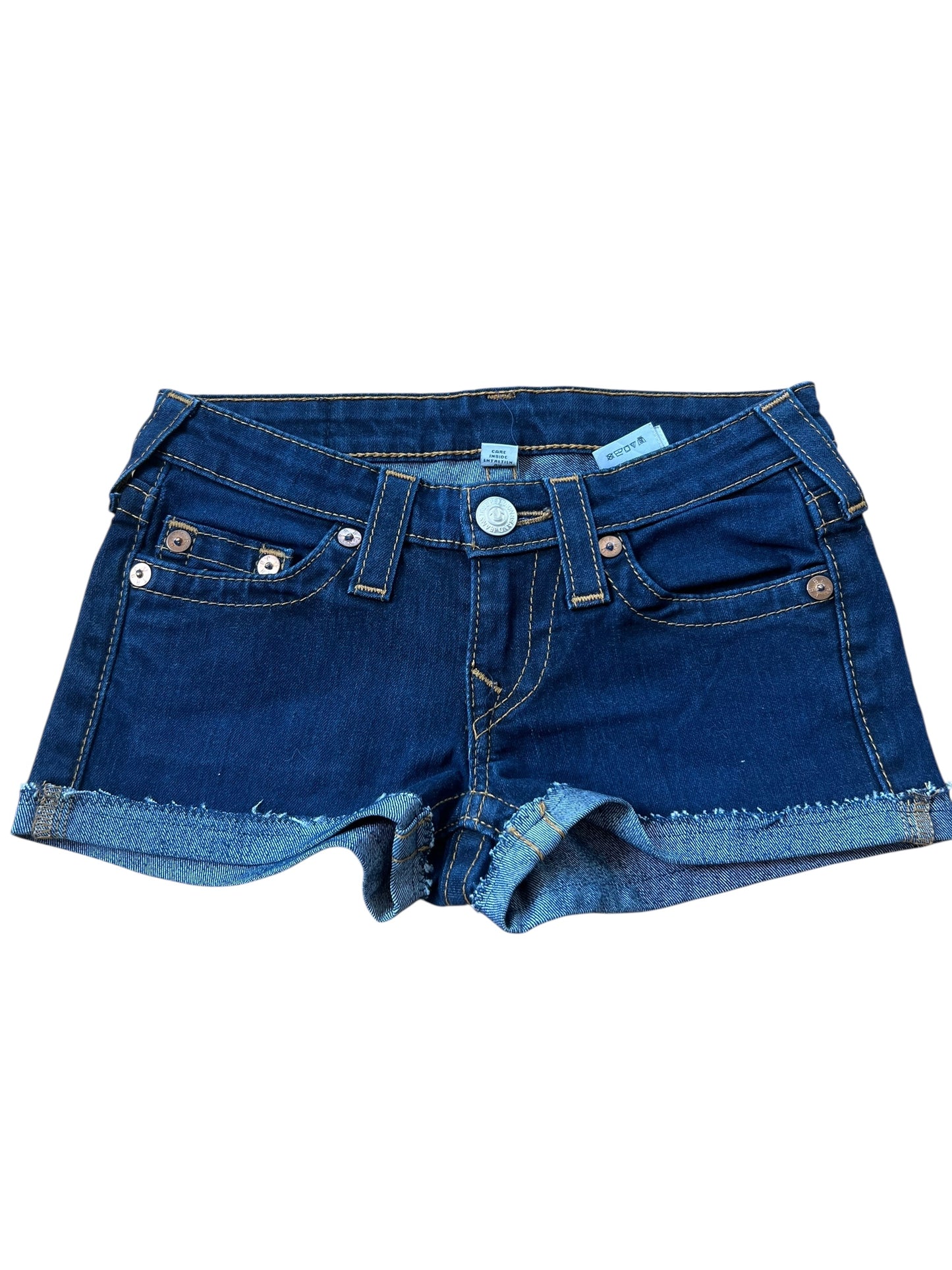 True Religion Shorts | 24 (XS) von ZAZA resell: dunkelblauer Denim mit Bündchen am Saum, Bundweite 33, Vorder- und Gesäßtaschen, Metallknöpfen und Gürtelschlaufen. Angezeigt auf weißem Hintergrund.