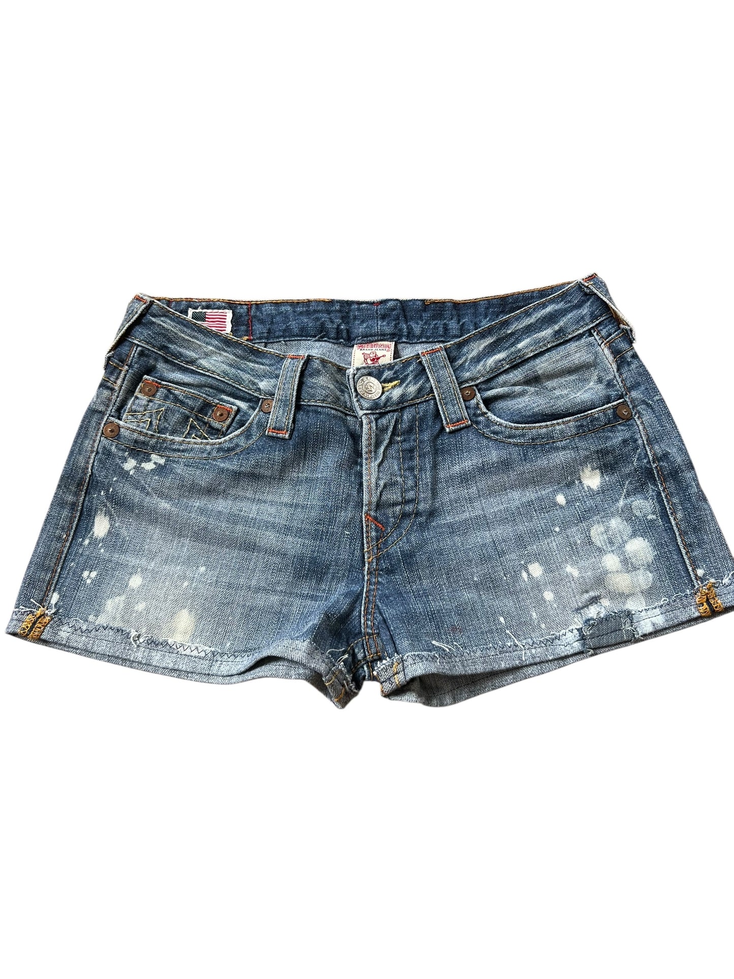 True Religion Shorts | 27 (M) von ZAZA resell: blau, distressed und verblichen mit Farbspritzern, Vordertaschen, Gürtelschlaufen, Knopfverschluss; Bundweite 39 cm.