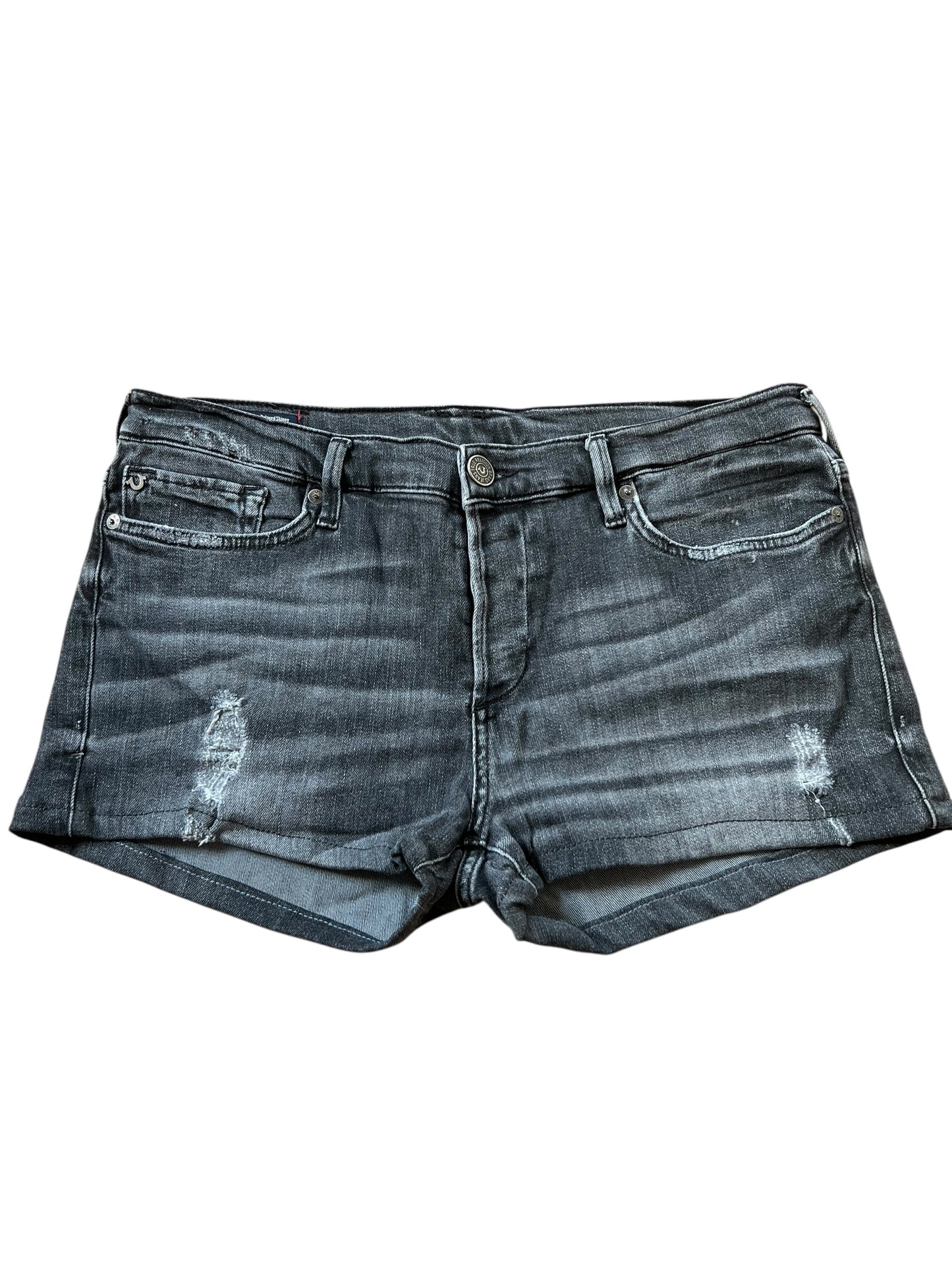 True Religion Shorts von ZAZA resell in Größe 32 (L): verblasster schwarzer Denim, Knopf- und Reißverschluss, fünf Taschen und leichtes Distressing vorne.