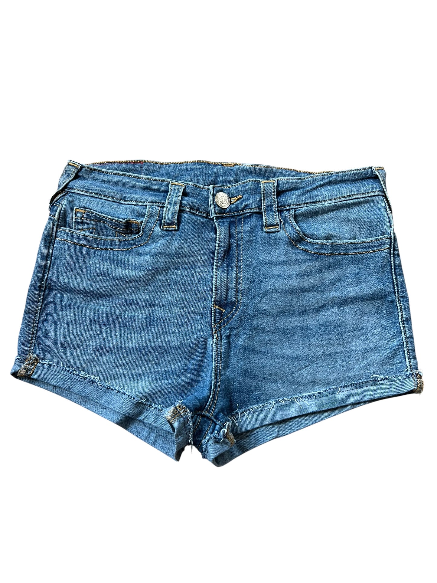 True Religion High Waist Shorts | 30 (M) von ZAZA resell: blaue Denim-Shorts mit Knopf- und Reißverschluss, Gürtelschlaufen, Vorder- und Gesäßtaschen, ausgefranste Säume, verstellbare Bundweite für Komfort und klassischen Stil.