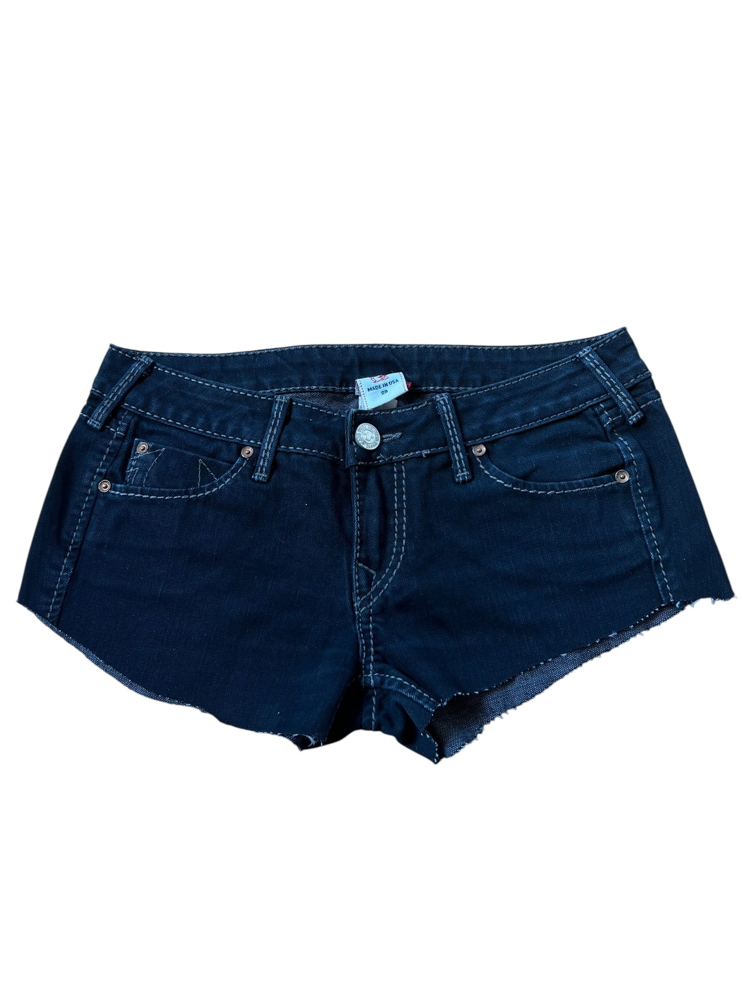 True Religion Shorts | 28 (M) von ZAZA wiederverkaufen: Custom Shorts in verwaschenem Schwarz mit ausgefransten Säumen, Vorder- und Gesäßtaschen, sichtbarem Knopf- & Reißverschluss; Bundweite 39.