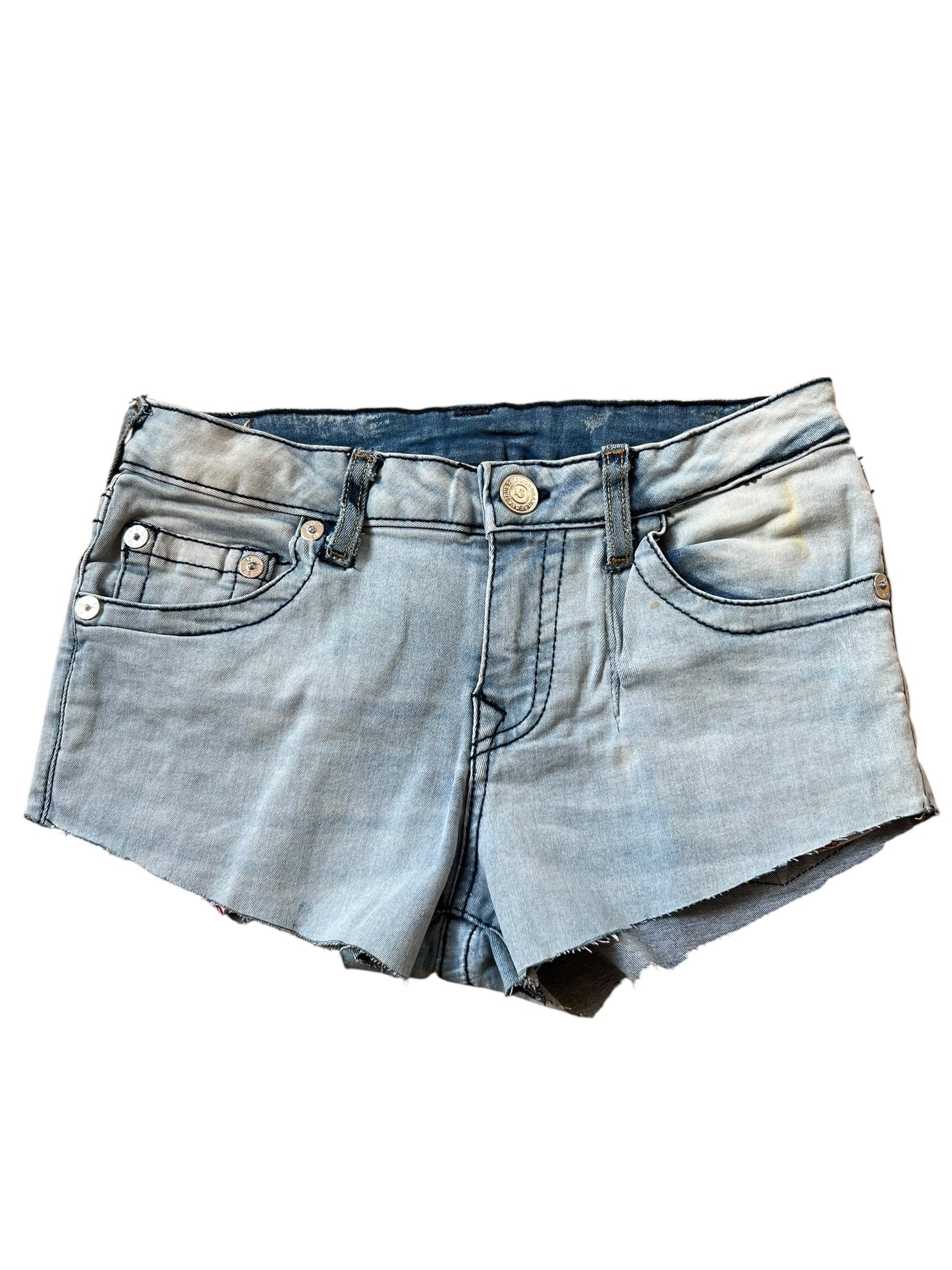 True Religion Shorts von ZAZA resell in Größe S: hellblauer Denim, individuelle Passform, ausgefranste Säume, Vorder- und Gesäßtaschen, Knopf- & Reißverschluss, sorgfältig genäht für dauerhaften Style.