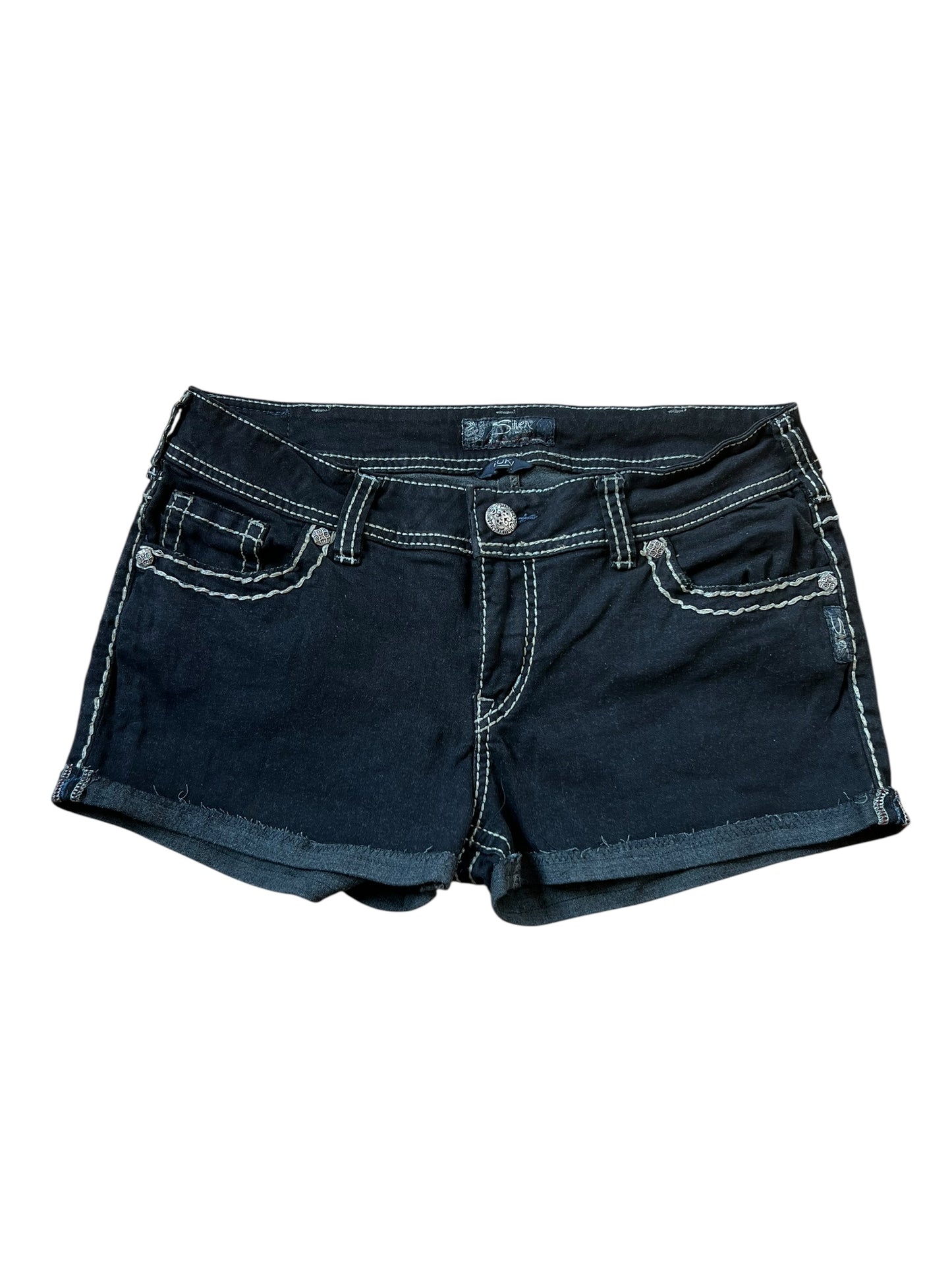 Die Silver Jeans Shorts | 31 (L) von ZAZA resell sind aus schwarzem Denim mit weißen Nähten, Vorder- und Gesäßtaschen, Gürtelschlaufen, Knopfverschluss und auf weißem Hintergrund. Bundweite und Labelgröße Info vorhanden.