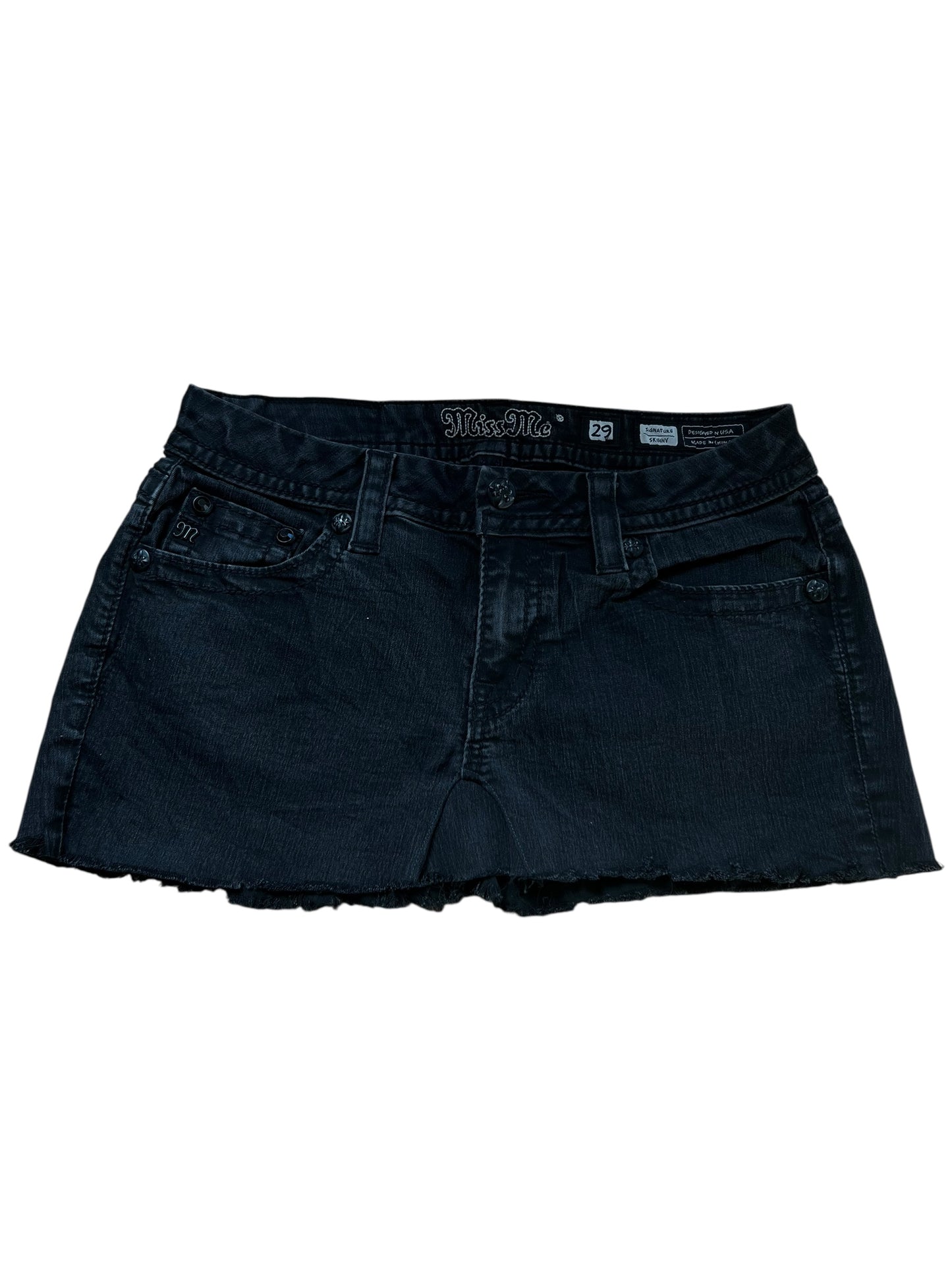 Der Miss Me Skirt | 29 (M) von ZAZA resell ist ein schwarzer Denim-Minirock mit ausgefranstem Saum, fünf Taschen, Gürtelschlaufen, Knopfverschluss und leicht verblichenem Look. Größe: Labelgröße 29, Bundweite 39.