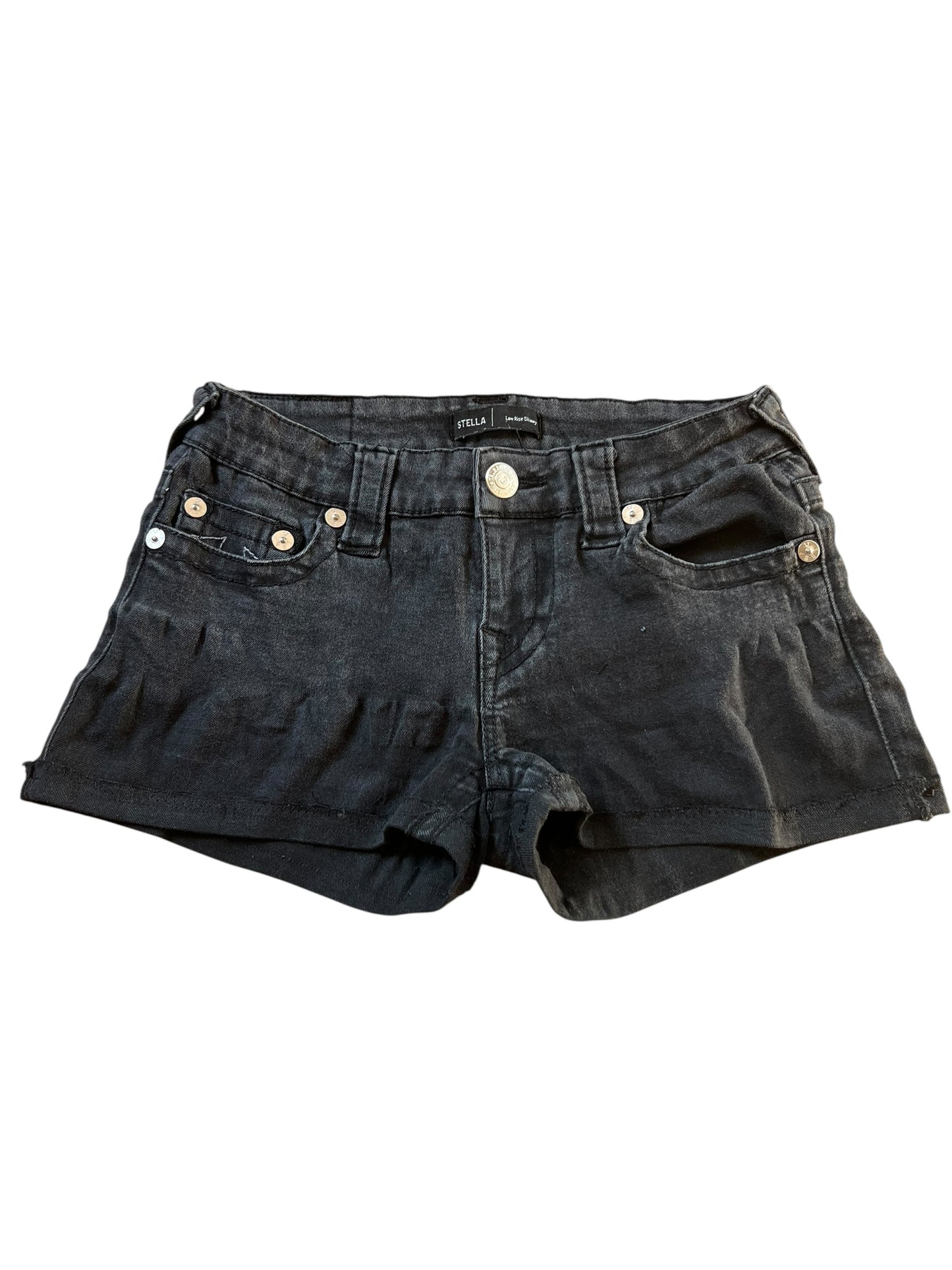 True Religion Shorts von ZAZA resell in Größe 28 (XS); schwarzer Denim mit Vorder- und Gesäßtaschen, Metallnieten und einem Knopfverschluss, flach auf weißem Grund abgebildet.