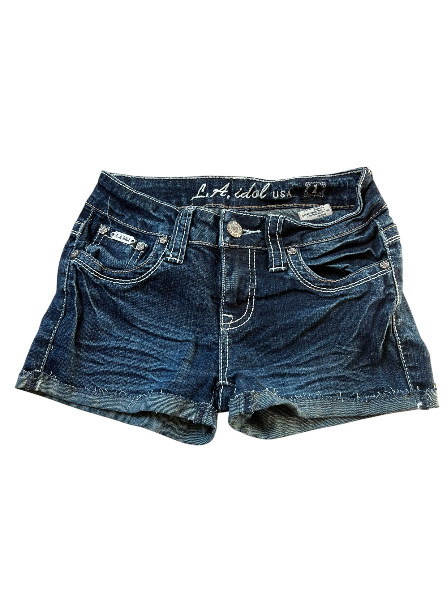 Ein Paar LA idol USA Shorts | XS von ZAZA resell aus dunkelblauem Denim mit ausgefransten Säumen, weißen Nähten, Vorder- und Gesäßtaschen, Gürtelschlaufen und einem gebrandeten Bund. Farbe wie auf Bild.
