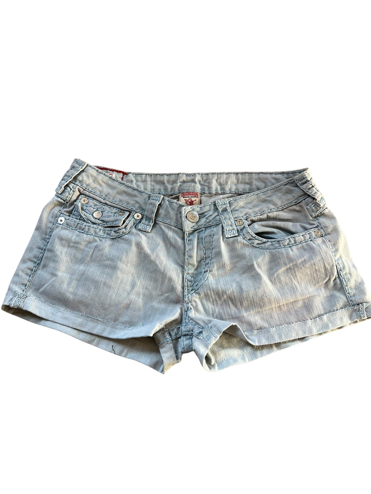Hellblaue True Religion Shorts von ZAZA resell, Größe 30 (M), mit Knopf- und Reißverschluss, Vorder- und Gesäßtaschen und einem leicht verblichenen Denim-Look. Flach auf weißem Hintergrund aufgelegt. Maße in Zentimetern auf Anfrage erhältlich.