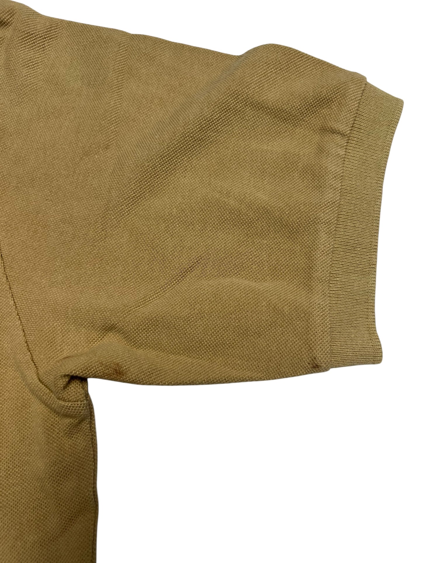 Nahaufnahme des kurzen Ärmels eines Burberry-Hemdes von ZAZA resell, Größe L, mit strukturiertem Stoff und Nahtdetails. Der Ärmel liegt flach auf einem weißen Hintergrund. Zustand: 9/10.