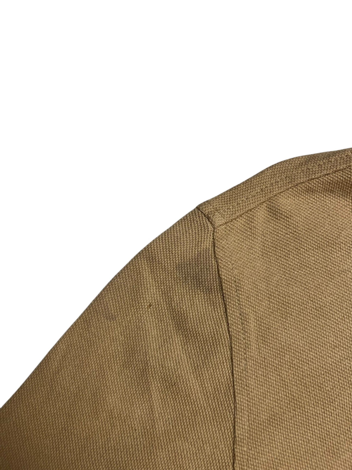 Nahaufnahme eines braunen, strukturierten Burberry-Langarmshirts (Größe M) von ZAZA resell, mit sichtbaren Nähten entlang der Kante auf weißem Hintergrund.