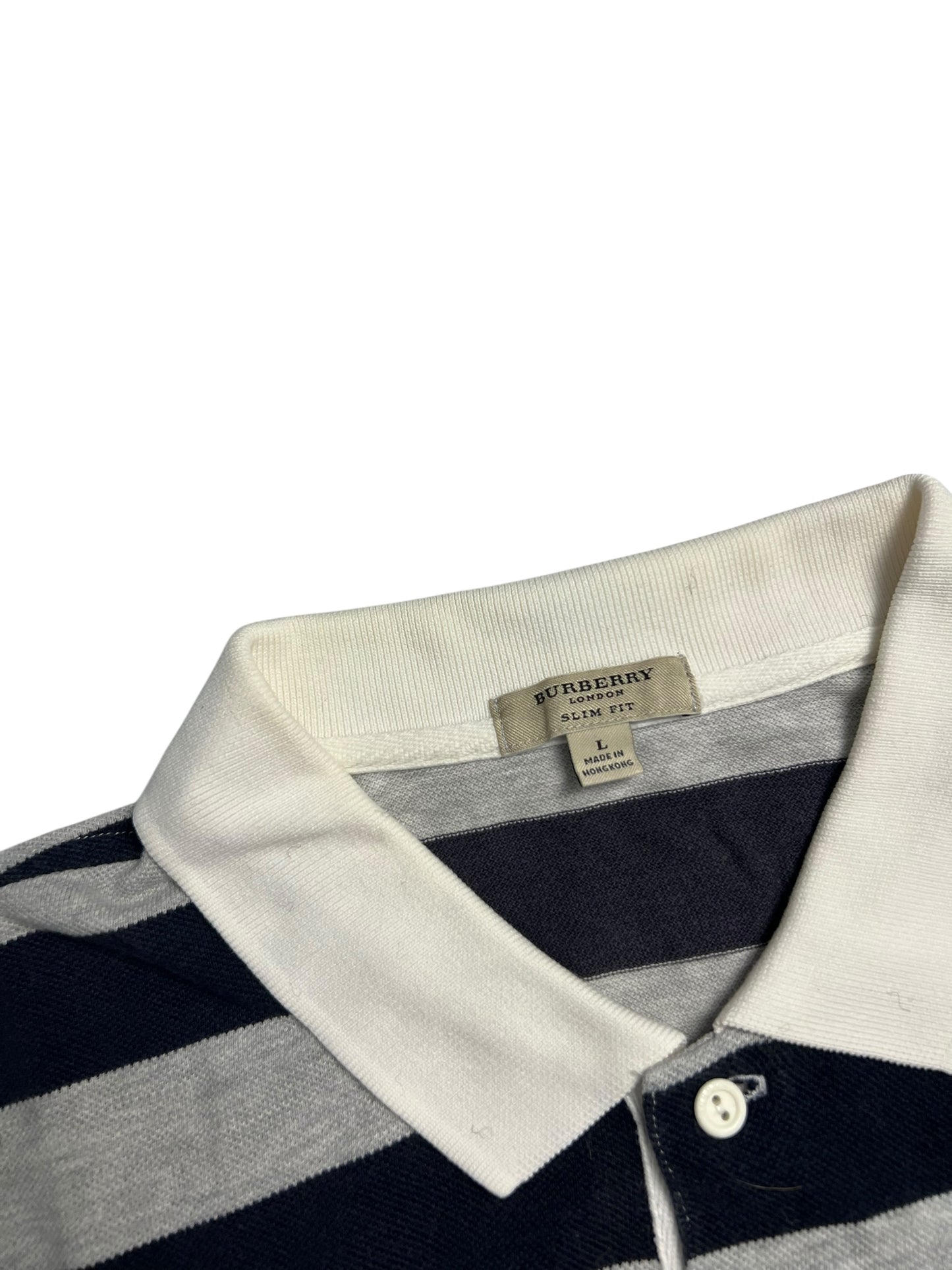 Nahaufnahme eines Burberry Polo Shirts in Größe L von ZAZA resell, mit breiten marineblauen und weißen Streifen und weißem Kragen.