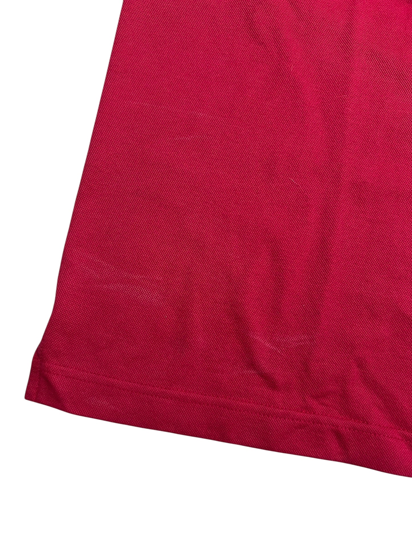 Nahaufnahme der Ecke eines roten Burberry Polo Shirts (L) von ZAZA resell, die einen gesäumten Rand und eine subtile diagonale Struktur zeigt. Maße in Zentimetern auf Anfrage; Zustand 8/10.